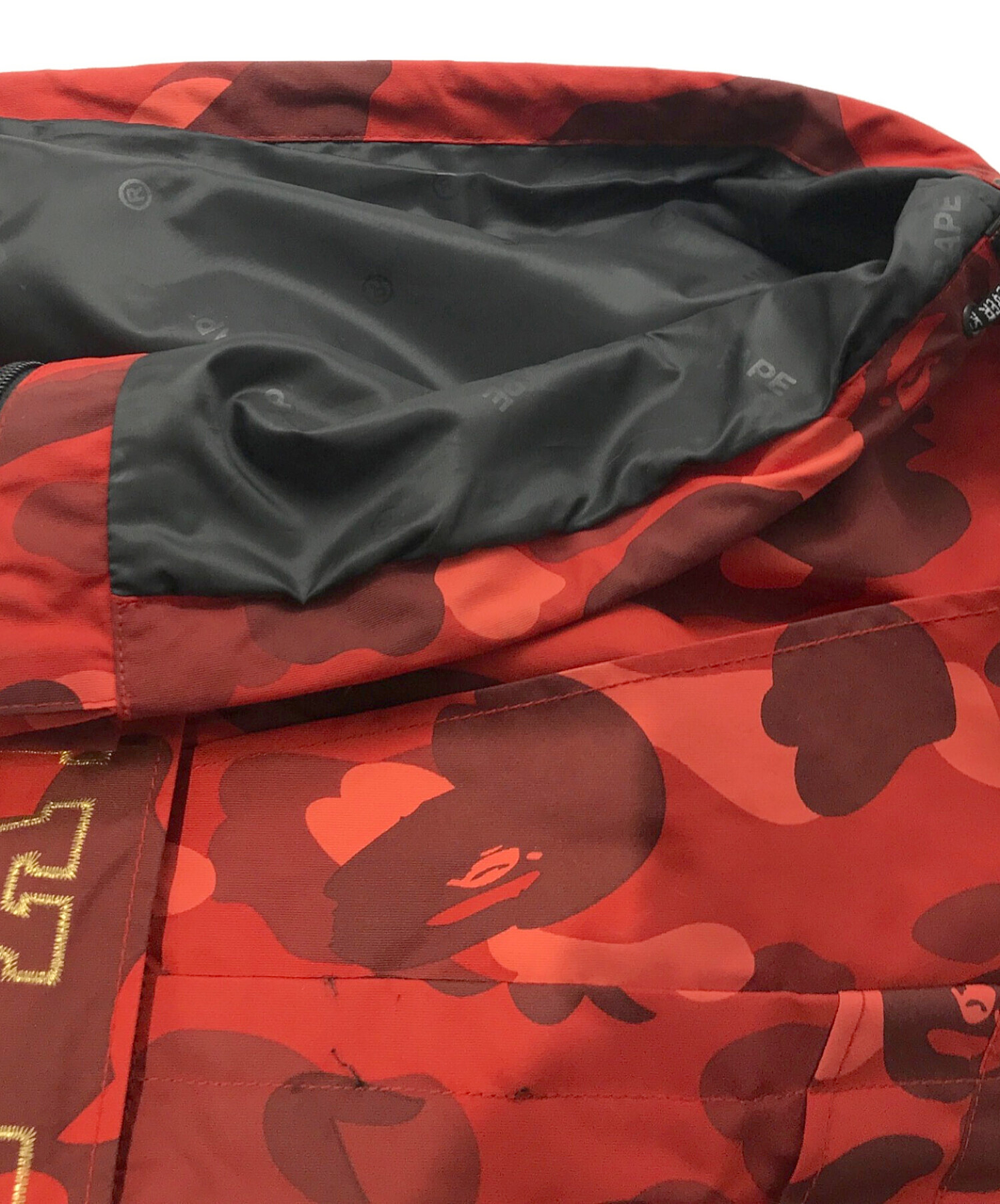 A BATHING APEナイロン製ジャケット赤カモ A BATHING APE（アベイシングエイプ）の「COLOR CAMO SNOWBOARD