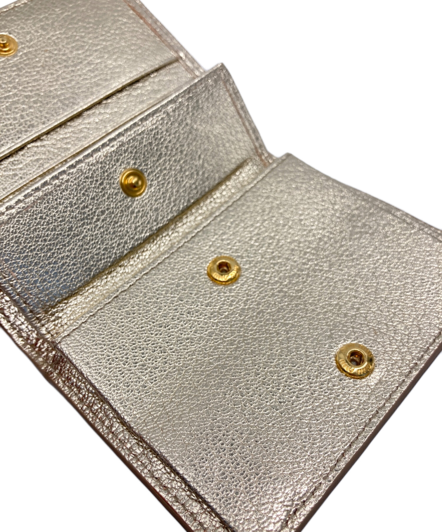 中古・古着通販】MIU MIU (ミュウミュウ) 2つ折り財布 ゴールド