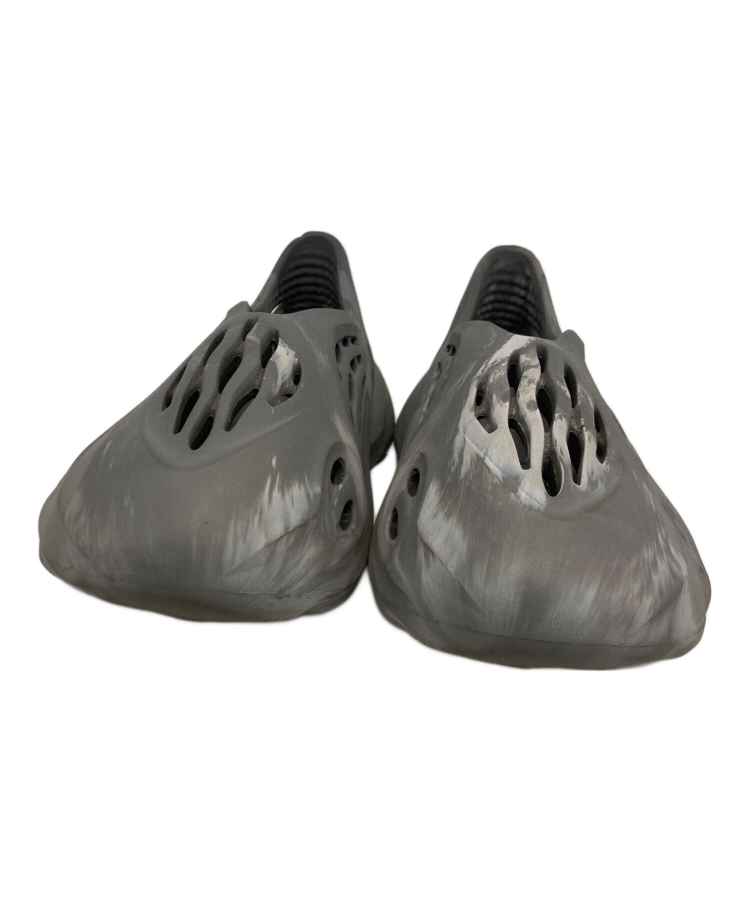 靴 adidas YZY FOAM RNR 28cm 中古・古着通販】adidas (アディダス) YZY FOAM RNR グレー サイズ
