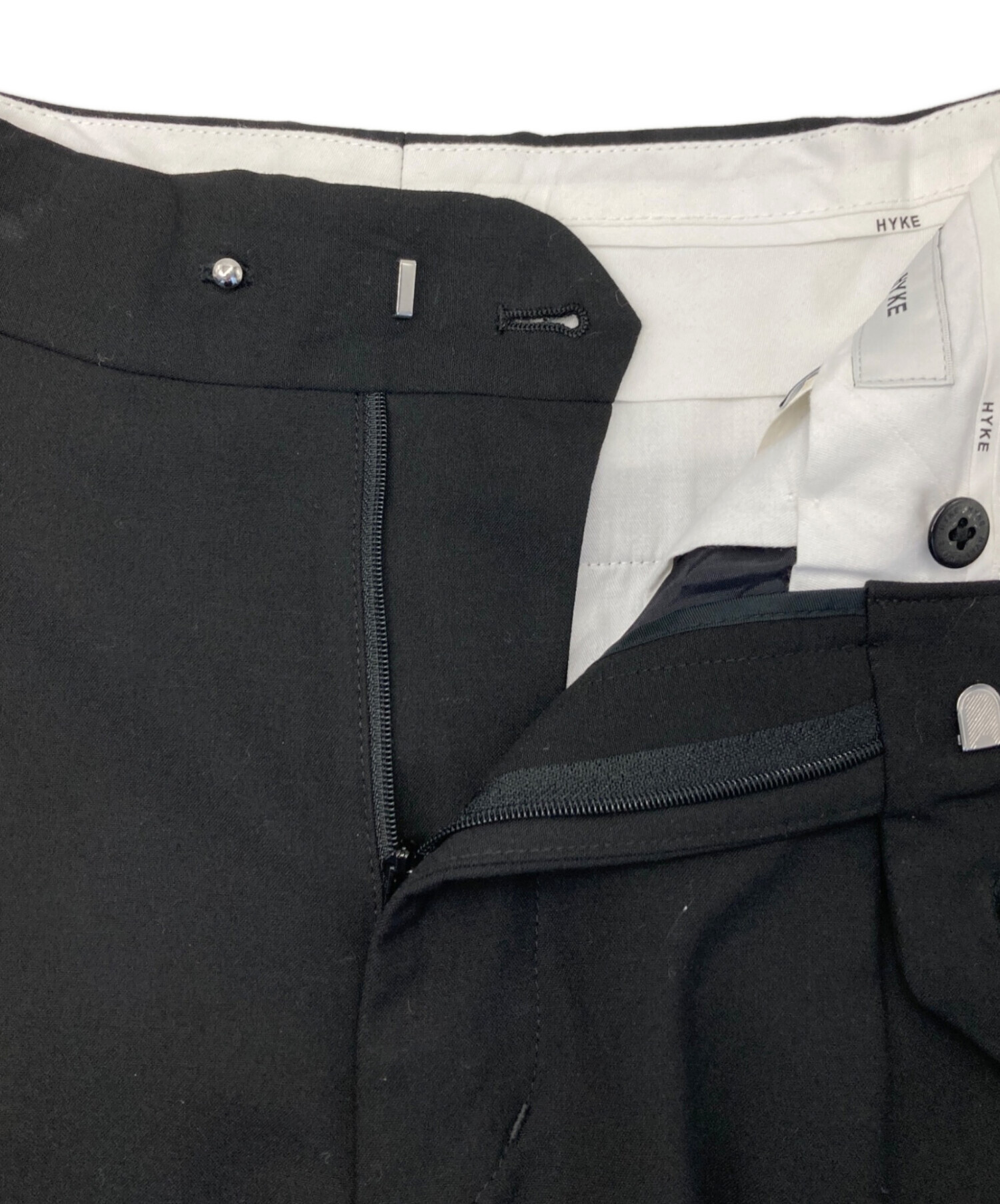 中古・古着通販】HYKE (ハイク) タックテーパードパンツ ブラック