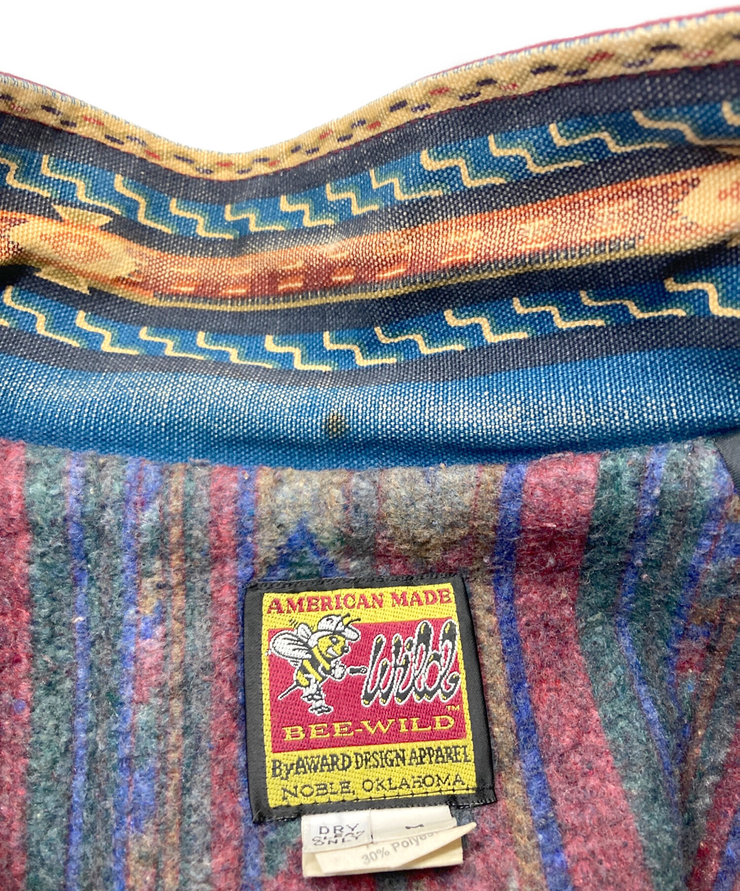 中古・古着通販】BEE-WILD (ビー ワイルド) ネイティブ柄ジップ 中古・古着通販】BEE-WILD (ビー ワイルド) ネイティブ柄ジップ