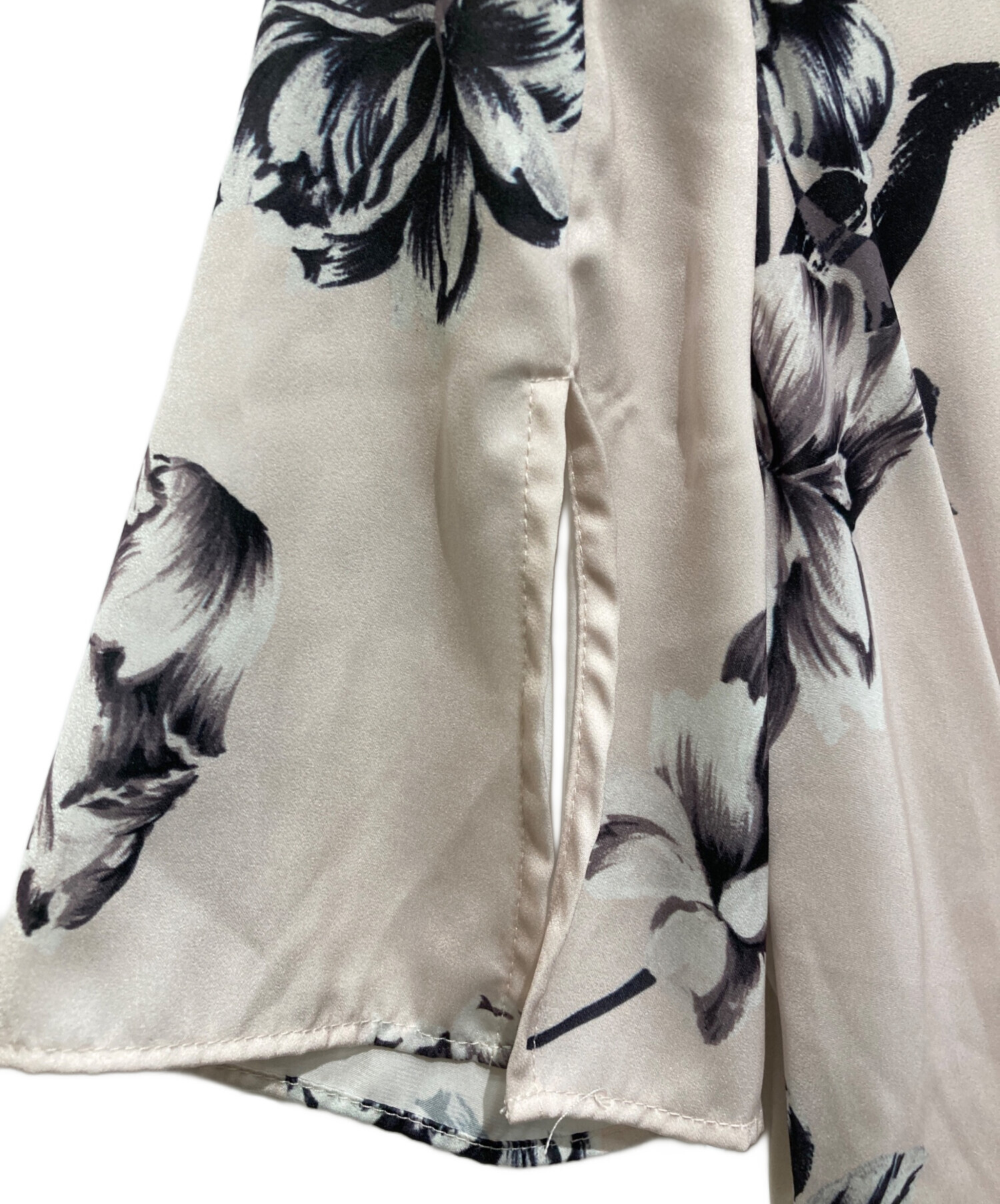 中古・古着通販】HER LIP TO (ハーリップトゥ) Monochrome Peony Satin