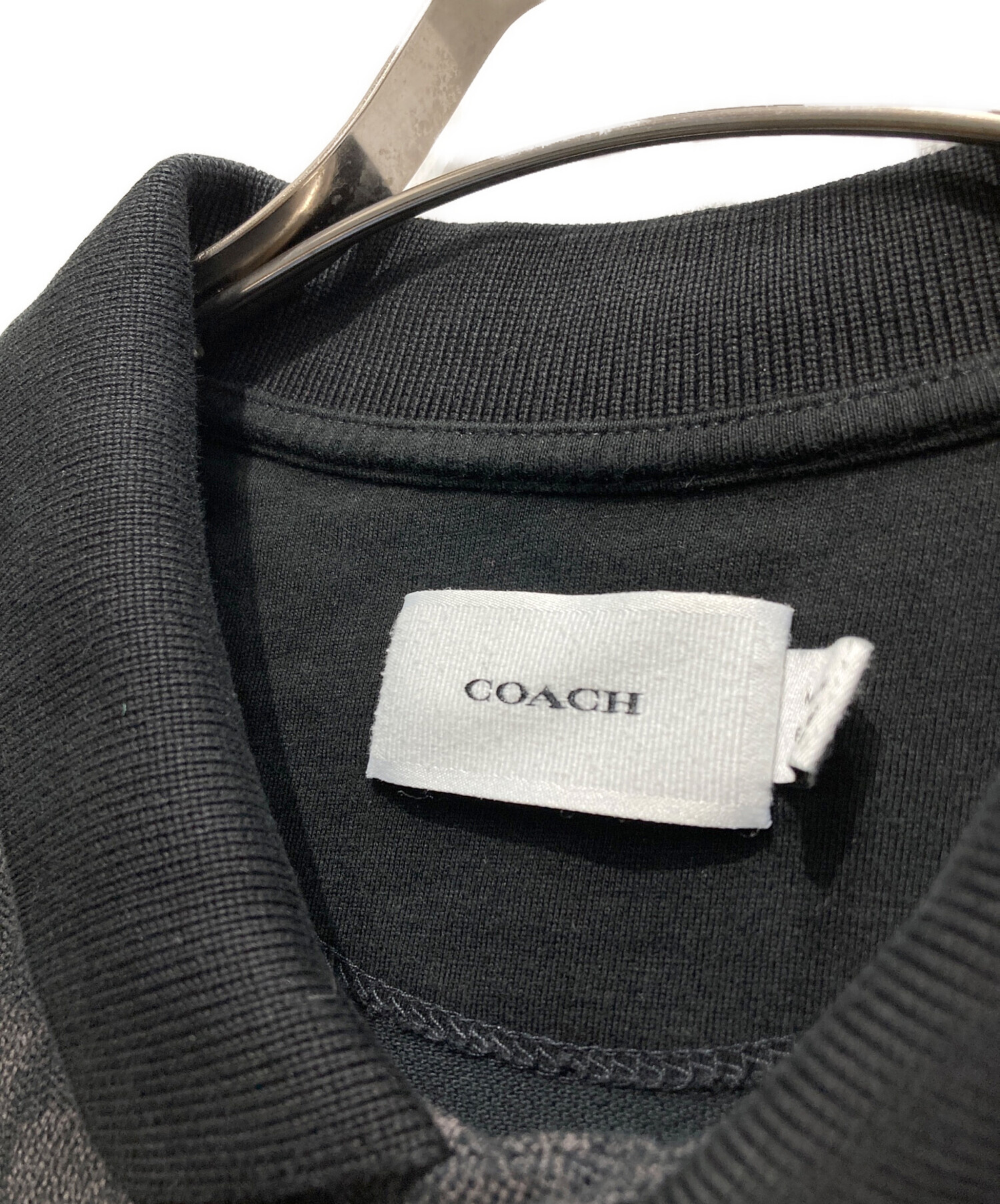 美品♡しCOACH ポロシャツ Mサイズ ブラック/グレー　シグネチャー柄 国内即発】 完売必至！COACH☆シグネチャー 半袖 ポロ シャツ (Coach