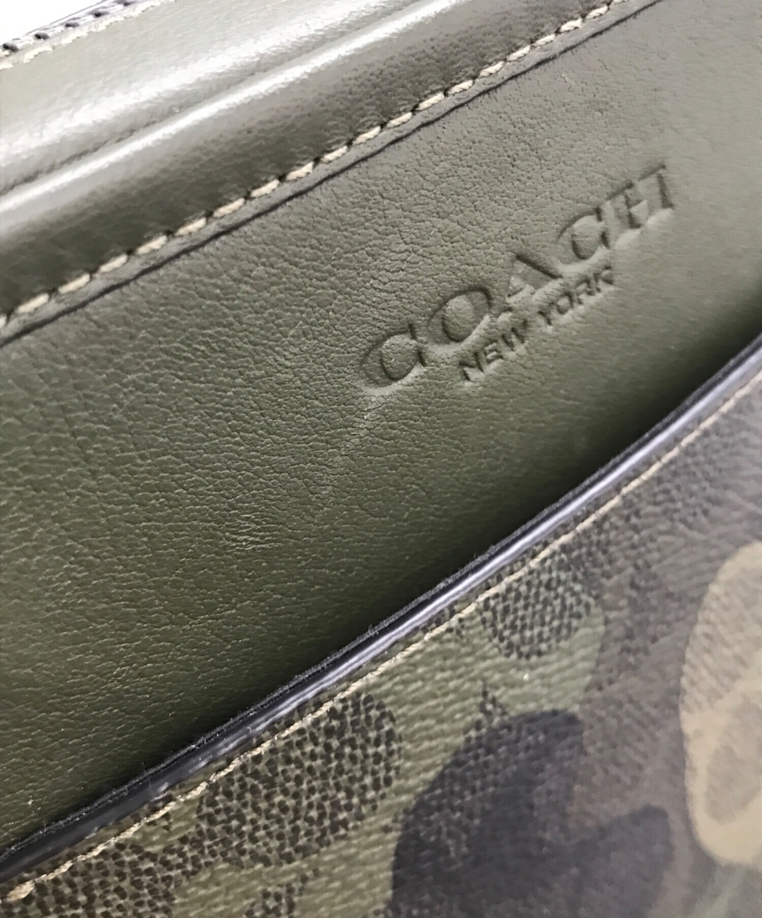 COACH コーチのシグネチャー カモ プリント サリバン クロスボディ 