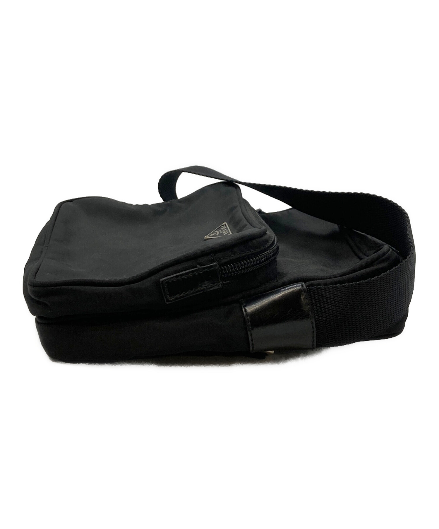 中古・古着通販】PRADA (プラダ) アマゾン型三角ロゴプレート