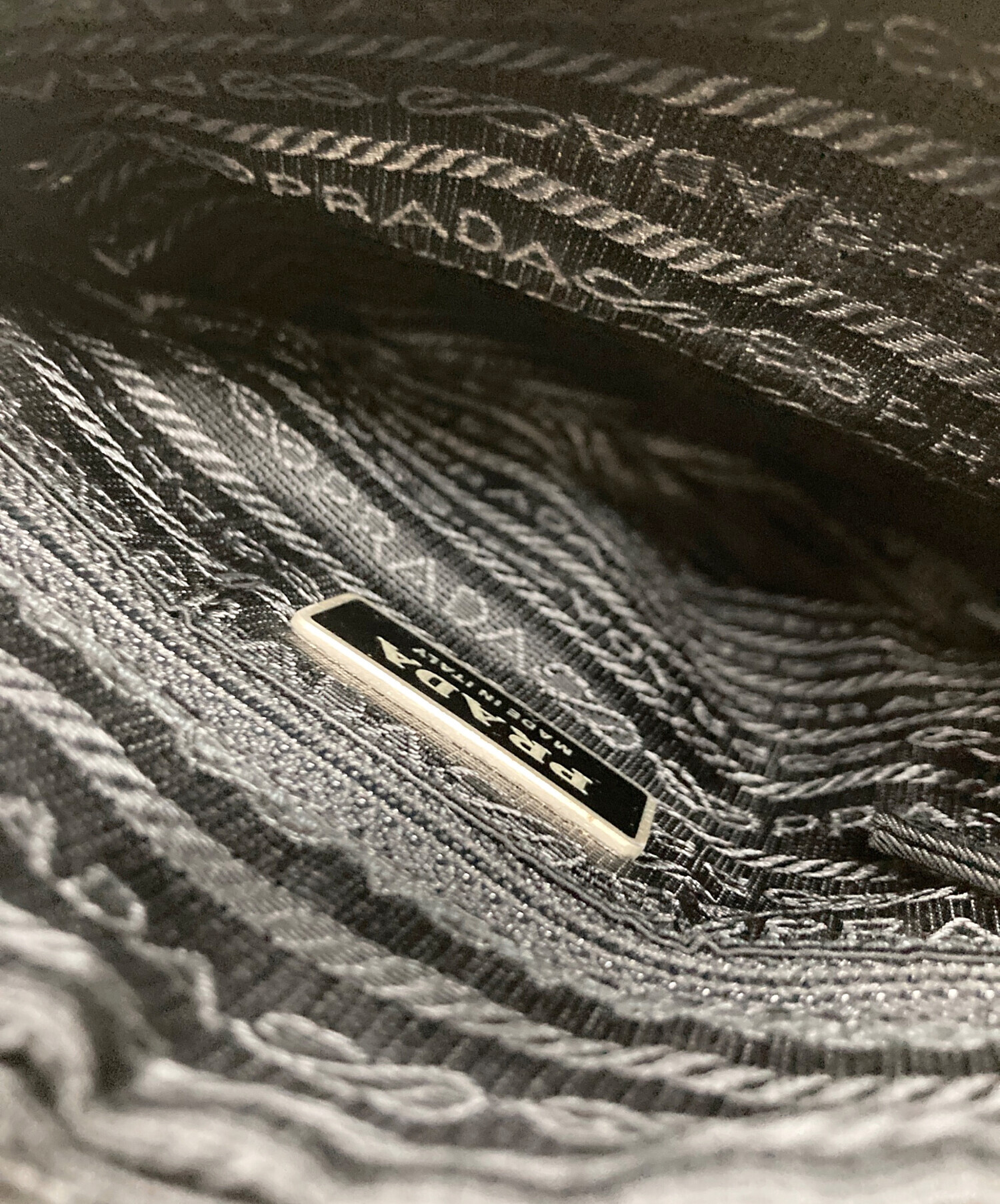 中古・古着通販】PRADA (プラダ) アマゾン型三角ロゴプレート
