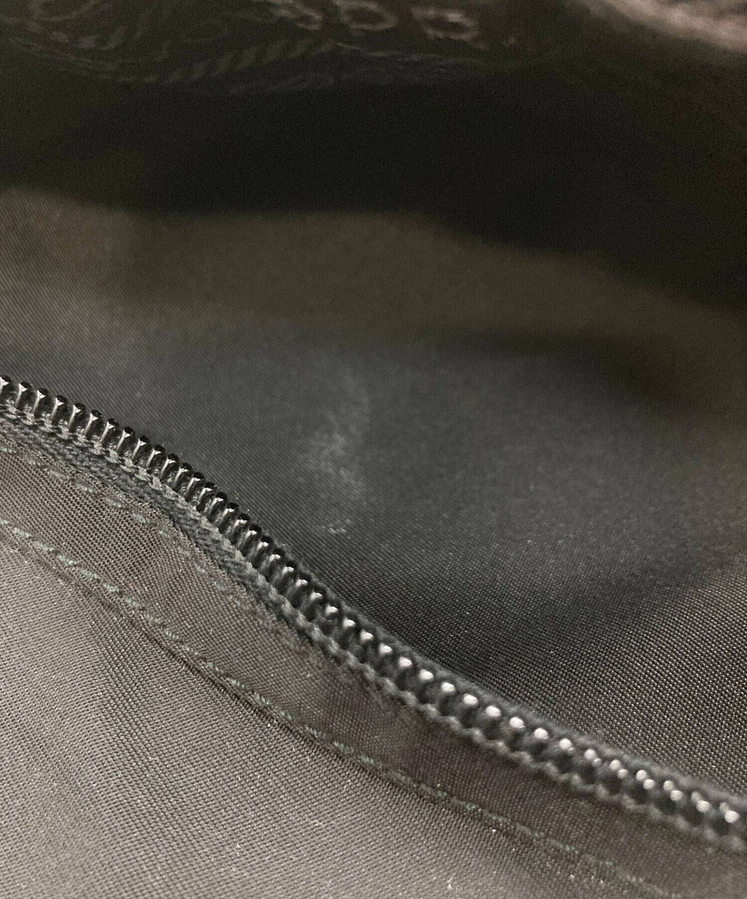 中古・古着通販】PRADA (プラダ) アマゾン型三角ロゴプレート