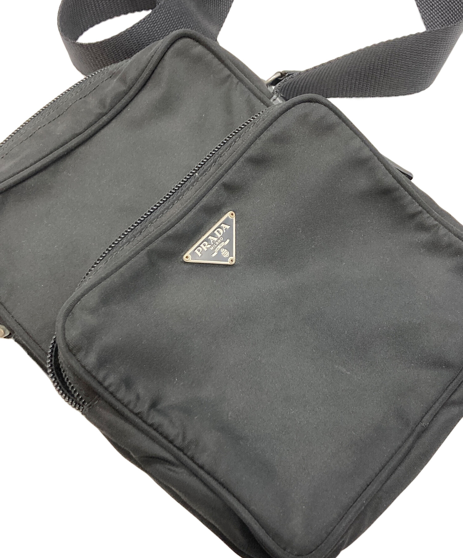 中古・古着通販】PRADA (プラダ) アマゾン型三角ロゴプレート