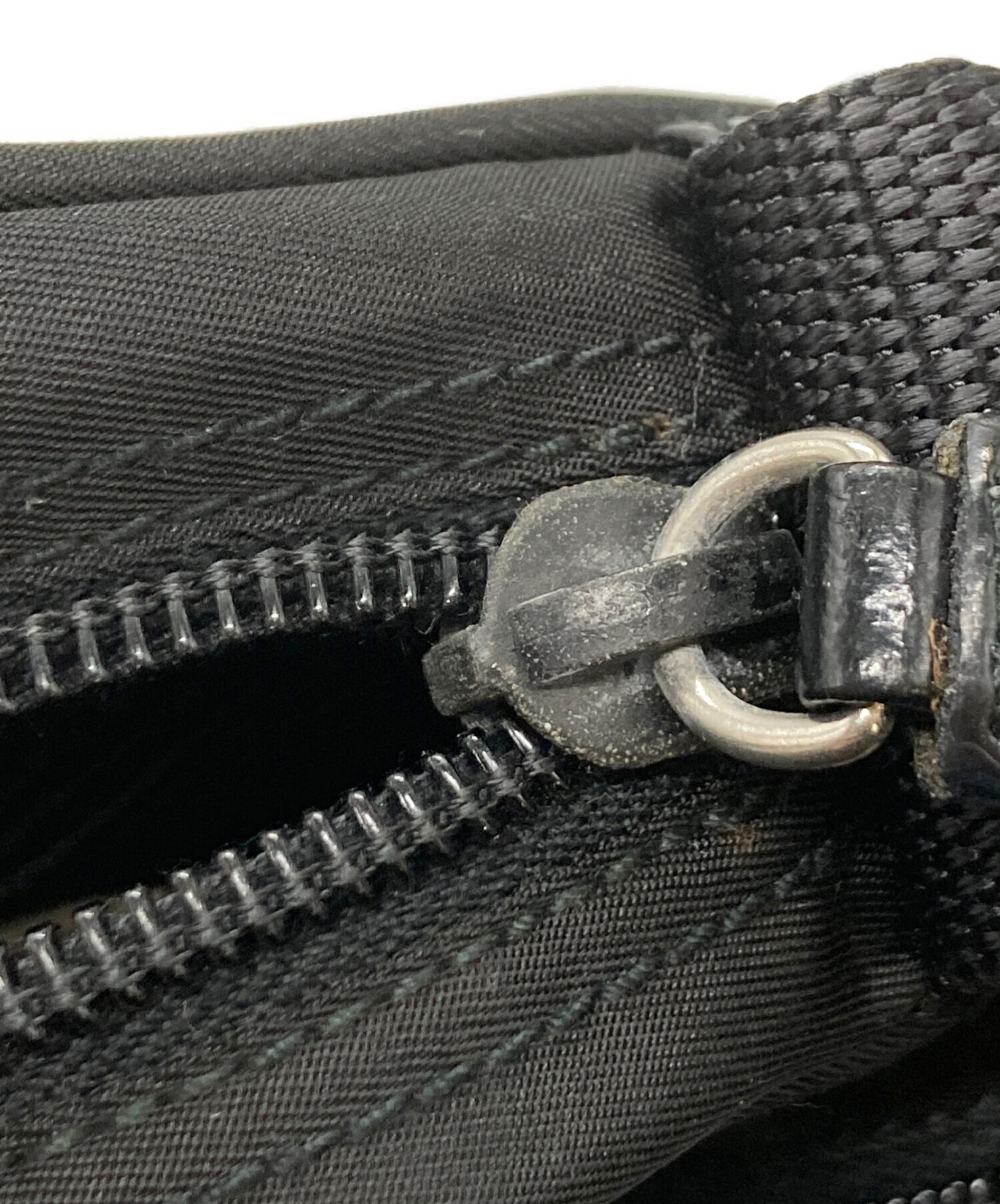 中古・古着通販】PRADA (プラダ) アマゾン型三角ロゴプレート