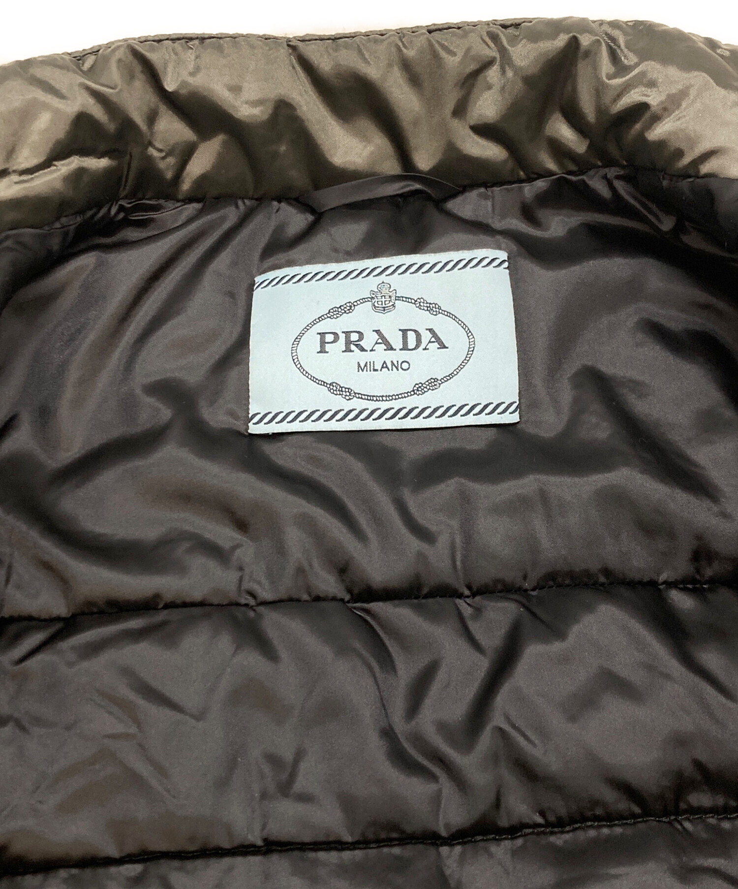 中古・古着通販】PRADA (プラダ) ロゴプレートダウンベスト グレー