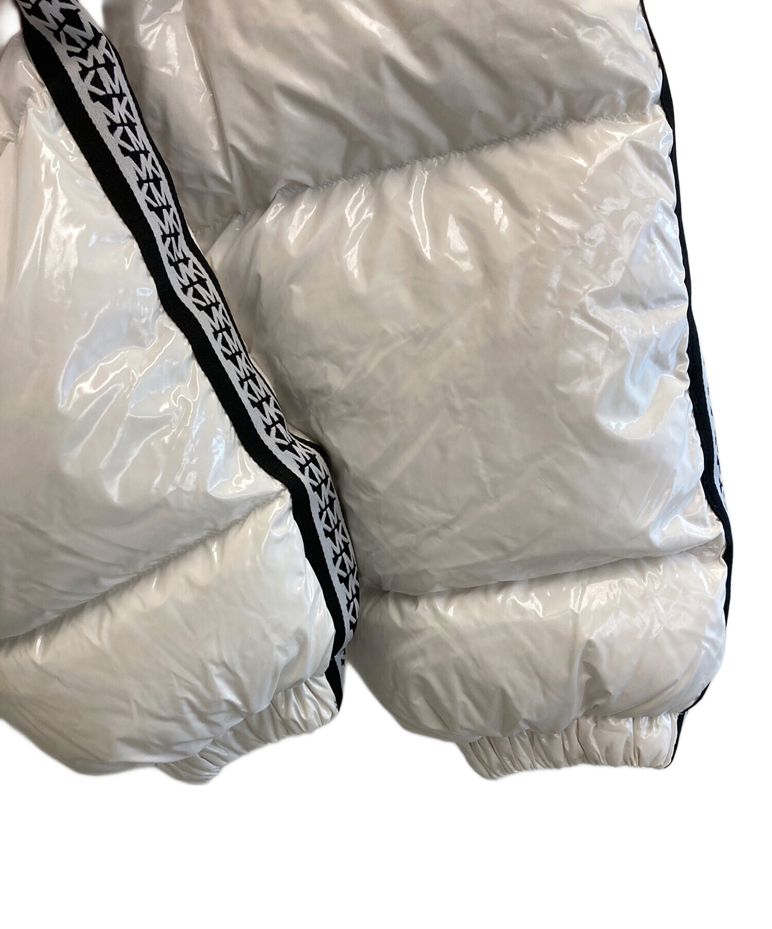 MICHAEL KORS ジャンパー　ダウンジャケット　ホワイト マイケルコース ロゴテープ ダウン パッファージャケット 白 - メルカリ