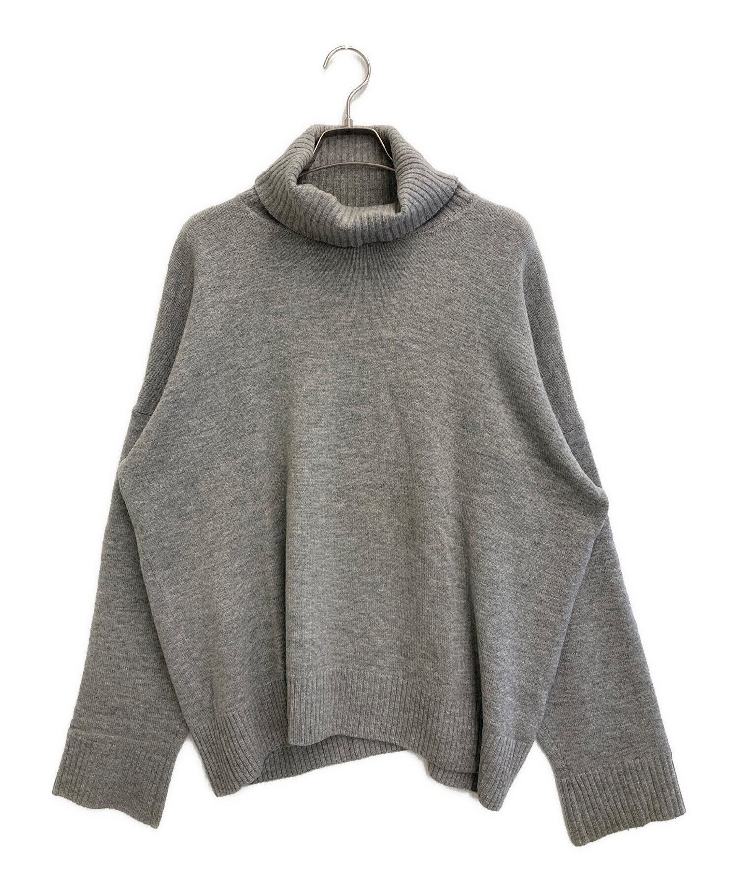 アリクアム　タートルネックニット　グレージュ ワイドリブタートルネックニット - SOÉJU online store｜上質な大人の