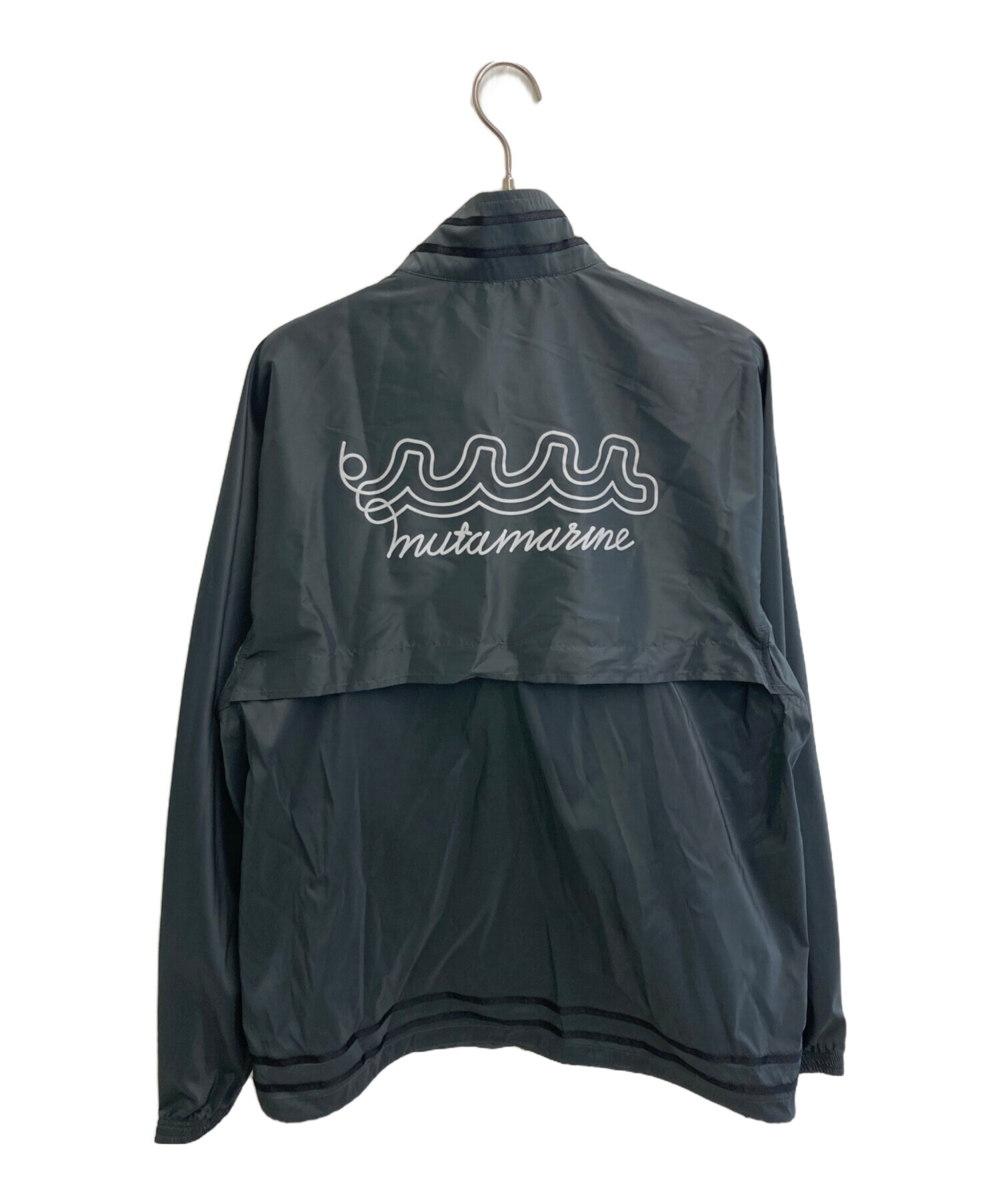美品　muta ムータ ナイロンジャケット ロゴ刺繍 紺 フード ジップ 中古・古着通販】muta (ムータ) 撥水ストレッチジップブルゾン グレー