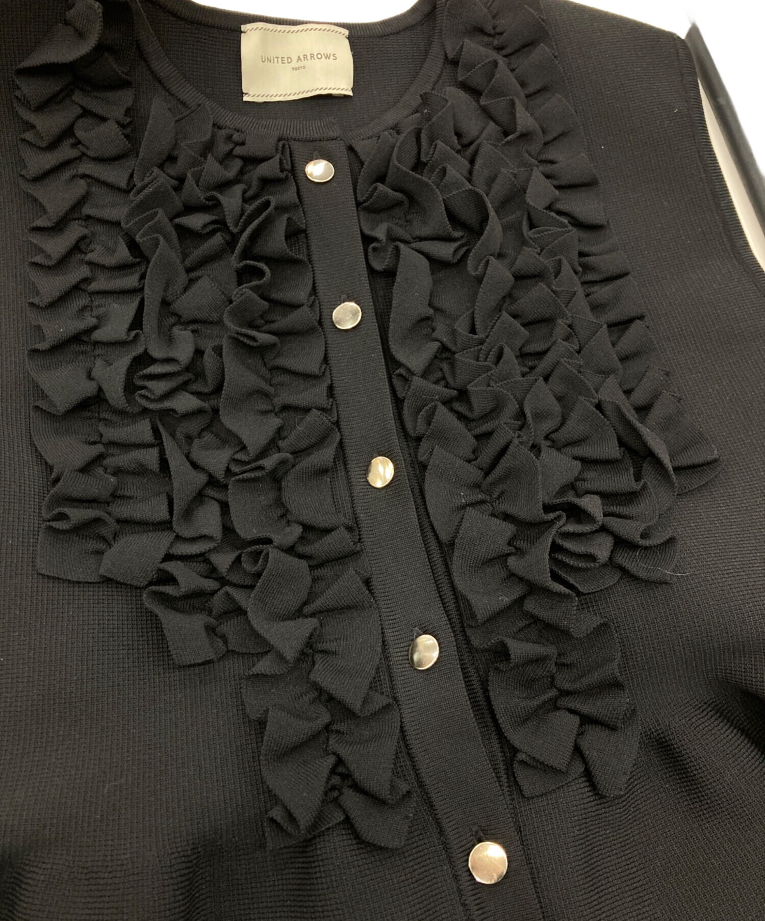 【専用】UNITED ARROWS　Pミニフリルニットベスト　ブラック UNITED ARROWS（ユナイテッドアローズ）の「P ミニフリル ニットベスト