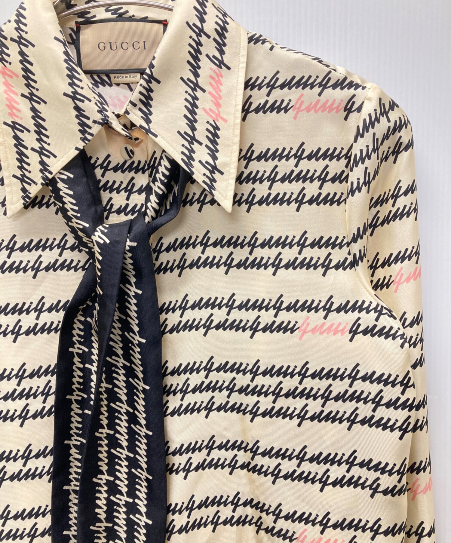186005 現状品 GUCCI グッチ シルク　シャツブラウス　フリルタイ付き 42 イエロー シルク [0000000001430] 中古・古着通販】GUCCI (グッチ) スクリプトプリントシルクシャツ