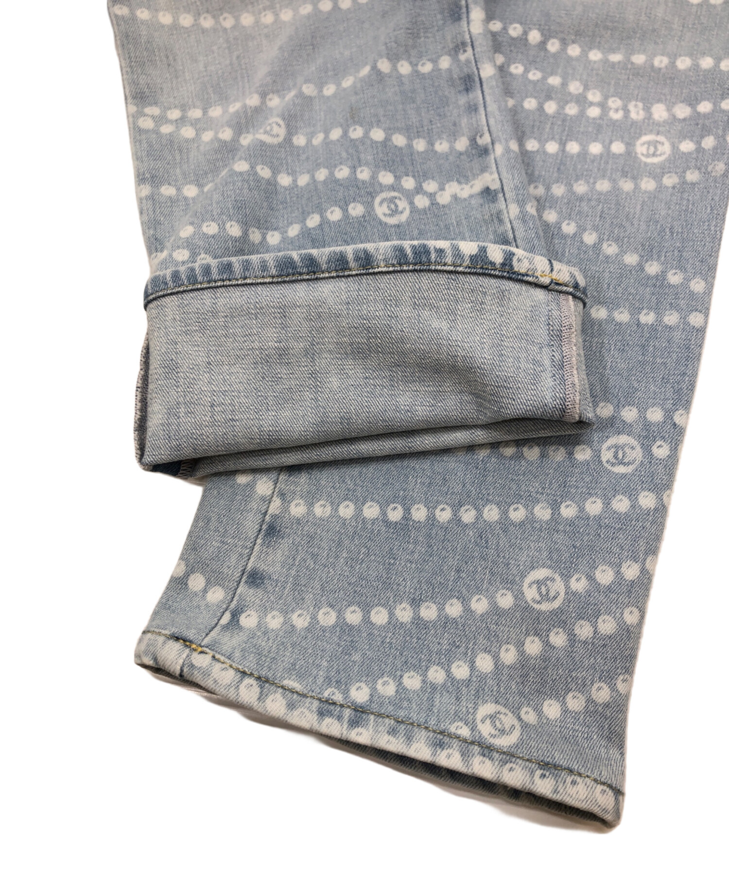 chanelシャネルココマークドットパール柄デニムパンツ　ストレートライトブルー 中古・古着通販】CHANEL (シャネル) パールデザイン総柄デニムパンツ