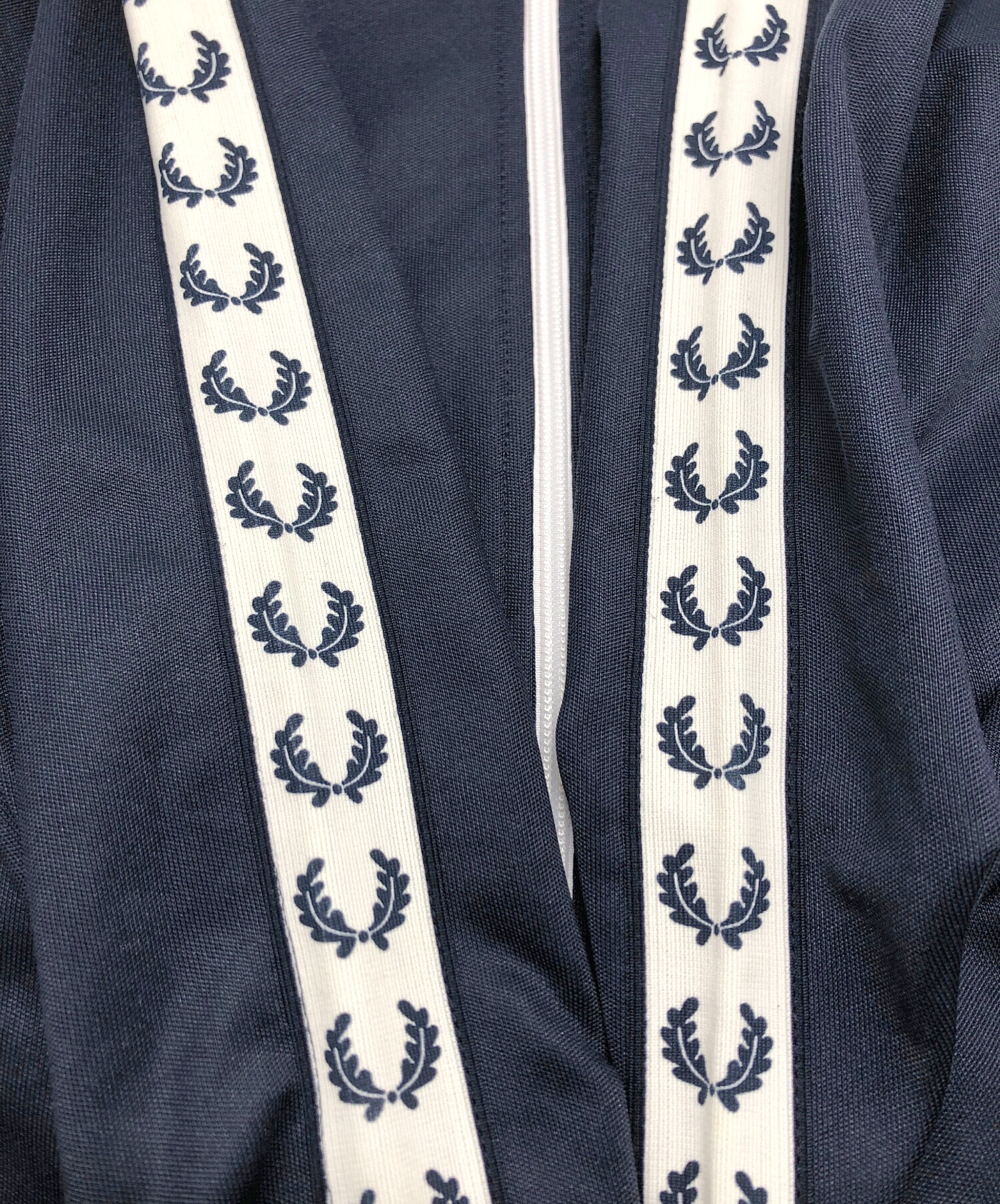 フレッドペリー トラックジャケット スリーブロゴ 月桂冠 ポルトガル製 ネイビー 中古・古着通販】FRED PERRY (フレッドペリー) ロゴトラックジャケット
