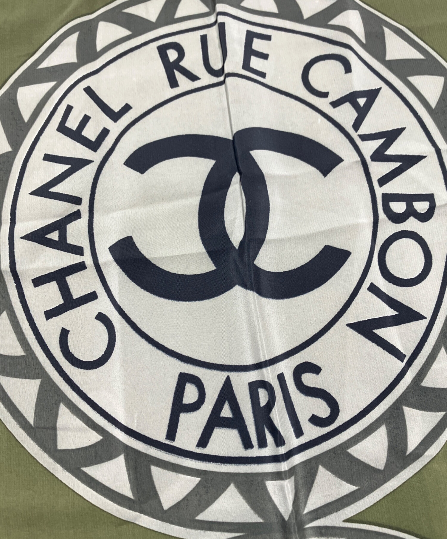 CHANEL シルクスカーフ イラストデザイン 中古・古着通販】CHANEL (シャネル) 大判シルクスカーフ カーキ サイズ