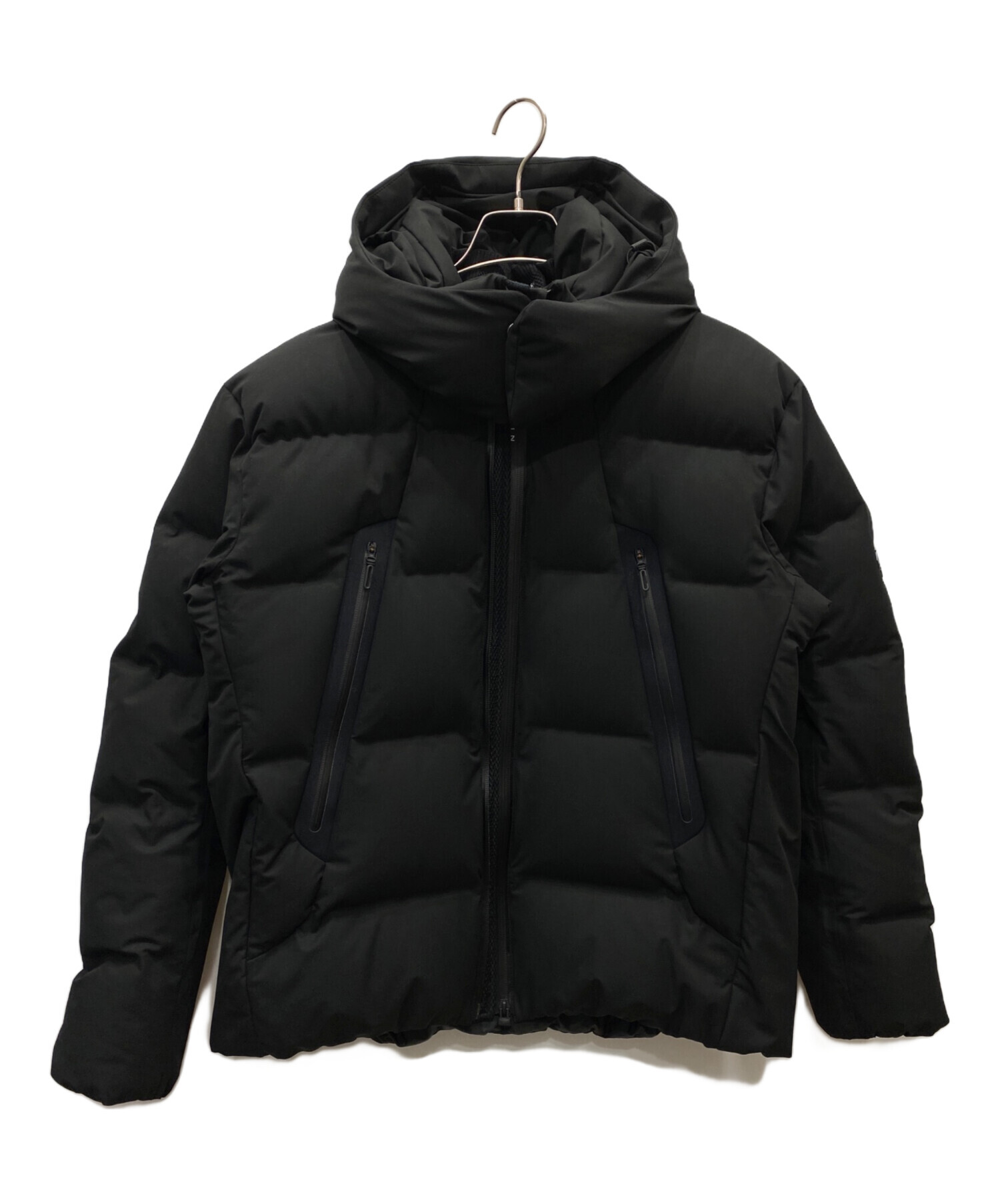 DESCENTE ブラック フード付きダウンジャケット