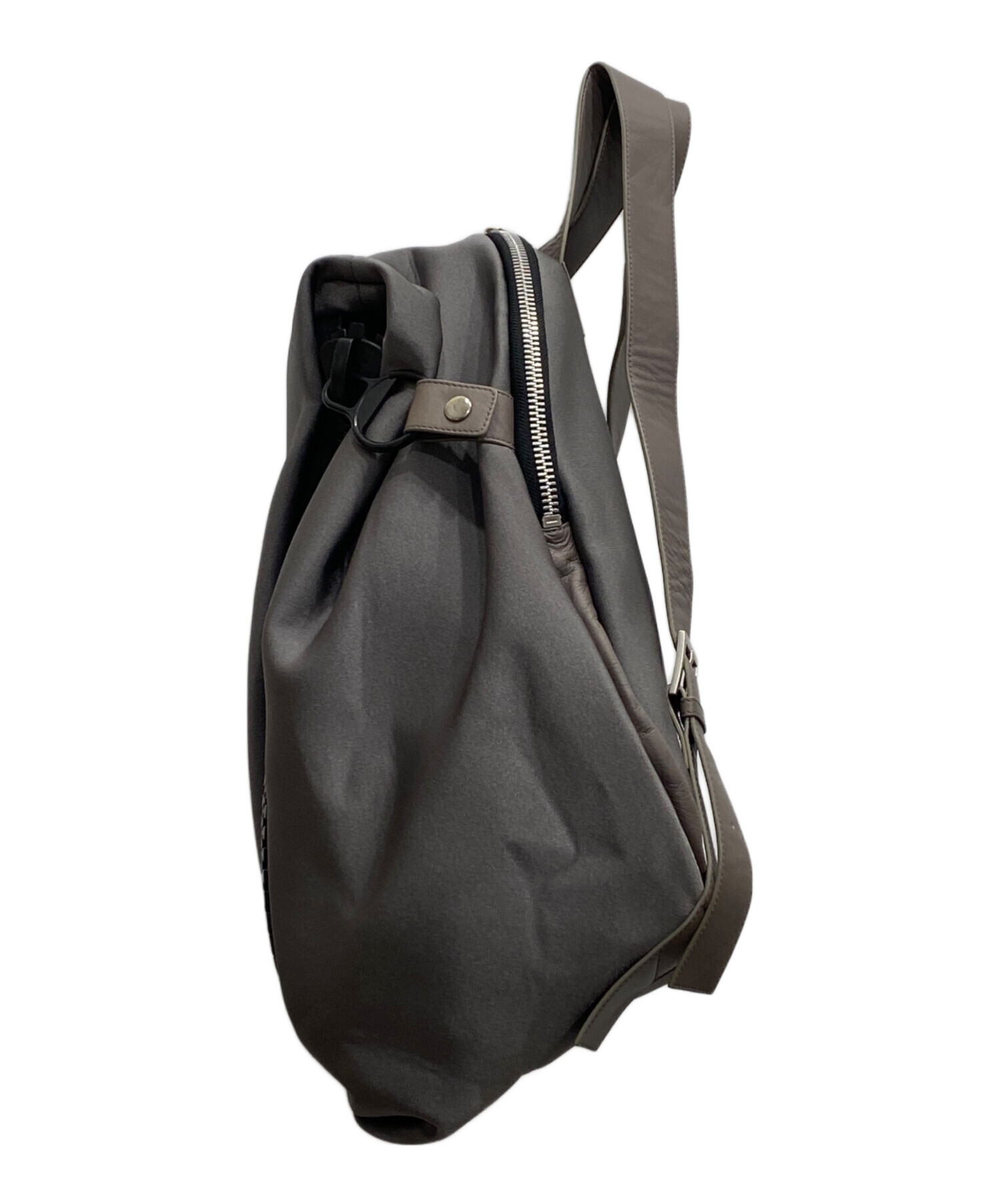 中古・古着通販】kawa-kawa (カワカワ) 25bis wet素材リュック グレー  