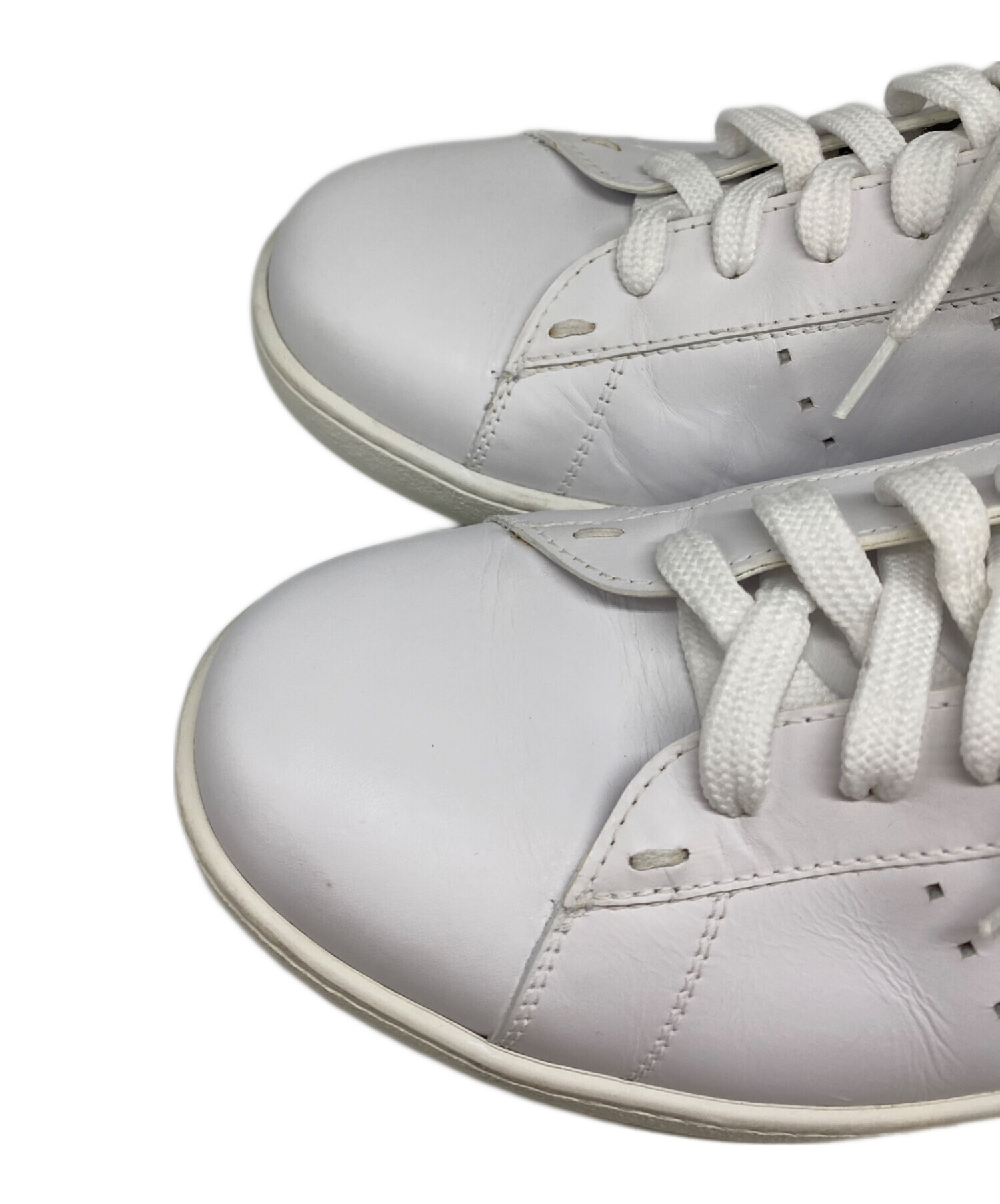 Louis Vuitton ホワイトスニーカー Louis Vuitton ホワイトスニーカー LVロゴ付き