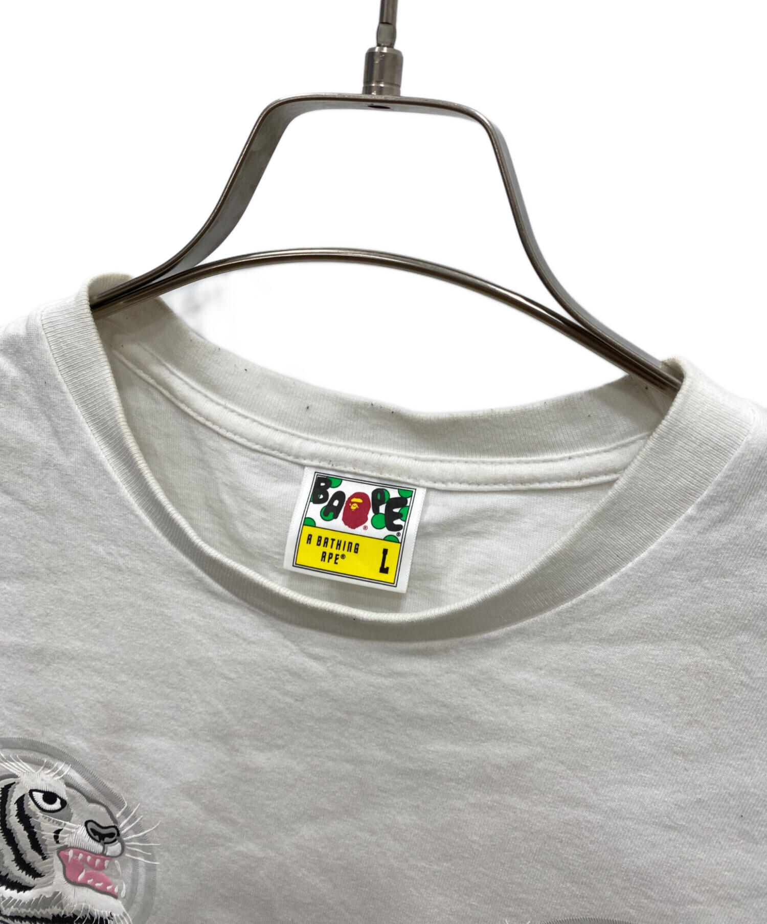 A BATHING APE - A BATHING APE BAPE アベイシングエイプ 001TEK801006M Tシャツ ホワイト サイズ L 美品 中古 4c074226 中古・古着通販】A BATHING APE (アベイシングエイプ) 刺繍Tシャツ