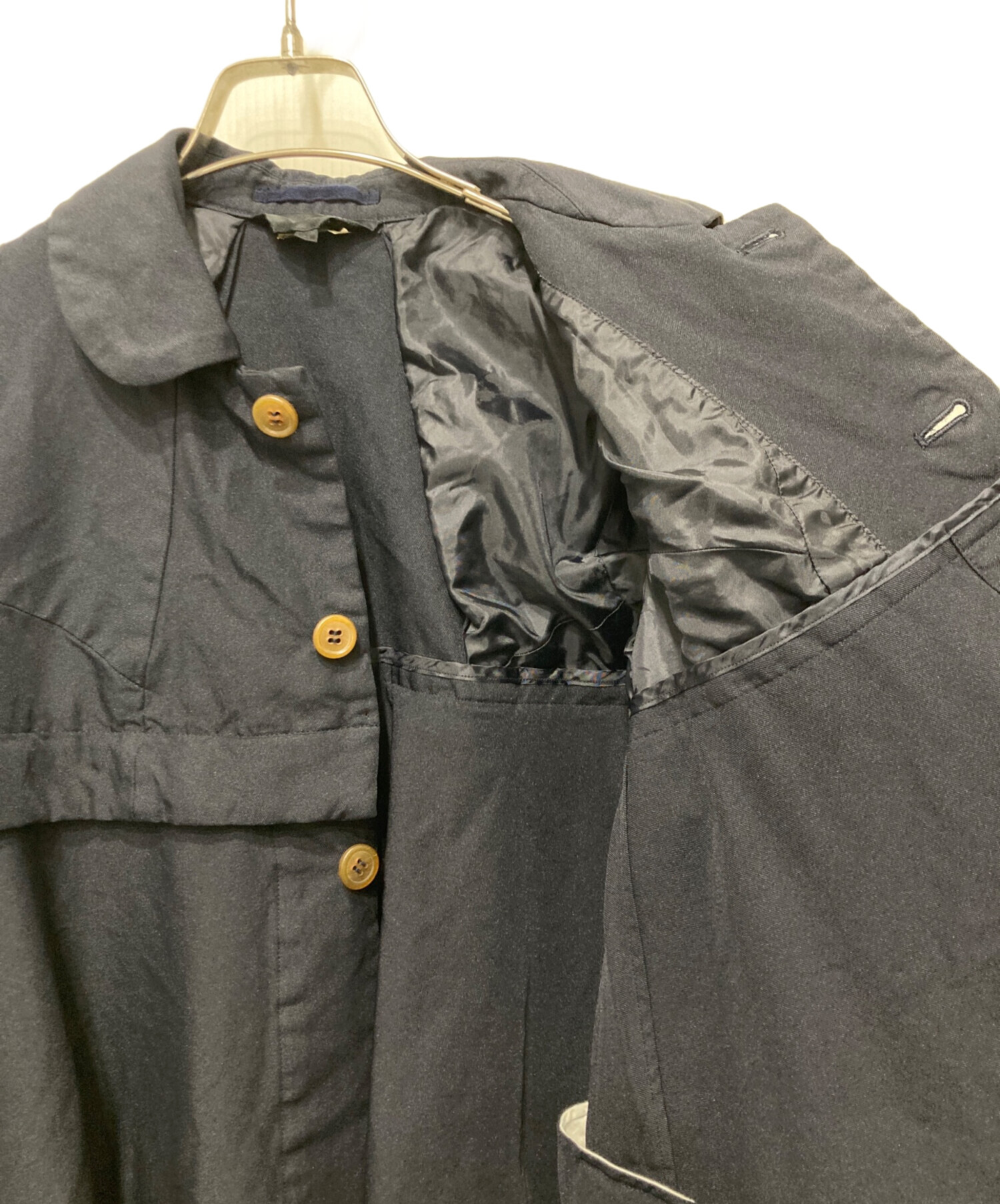 Y様COMME des GARÇONSベスト付き ポリ縮絨丸襟ジャケット黒S コットン ポリ縮絨 丸襟ジャケット | ブランド古着の買取・委託販売