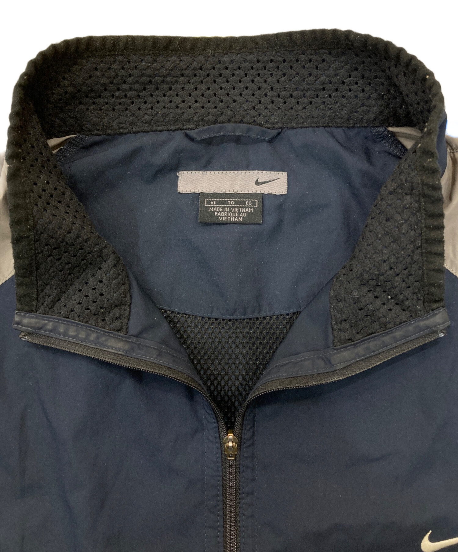 美品NIKE ナイロンジャケット　グレー　ネイビー 中古・古着通販】NIKE (ナイキ) ナイロンジャケット ネイビー サイズ