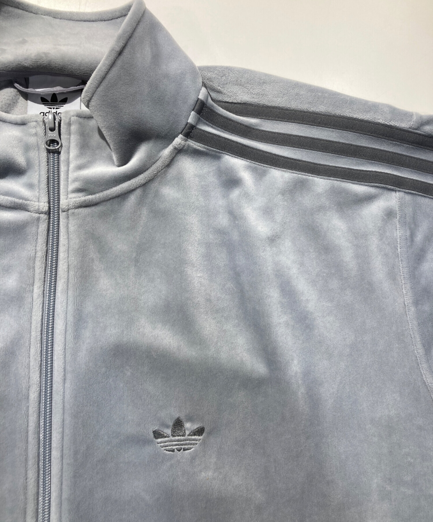 adidas ベロアトラックジャケット グレー アディダス ベロア トラックジャケット - グレー | アディダス ジャパン
