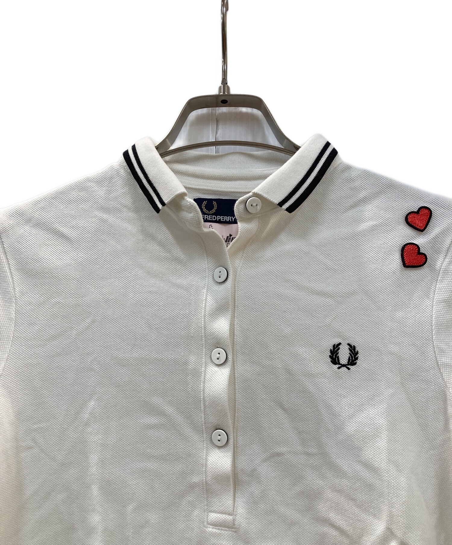 新品未使用FRED PERRY× Amy Winehouse ホワイトポロシャツ 中古・古着通販】FRED PERRY (フレッドペリー) AMY WINEHOUSE