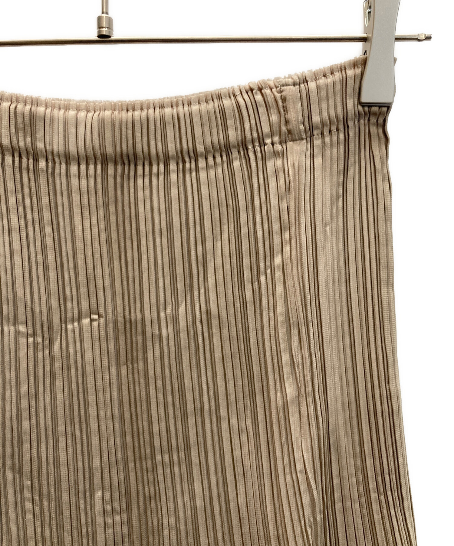 ISSEY MIYAKE FETE ベージュプリーツスカート 中古・古着通販】ISSEY MIYAKE FETE (イッセイミヤケフェット
