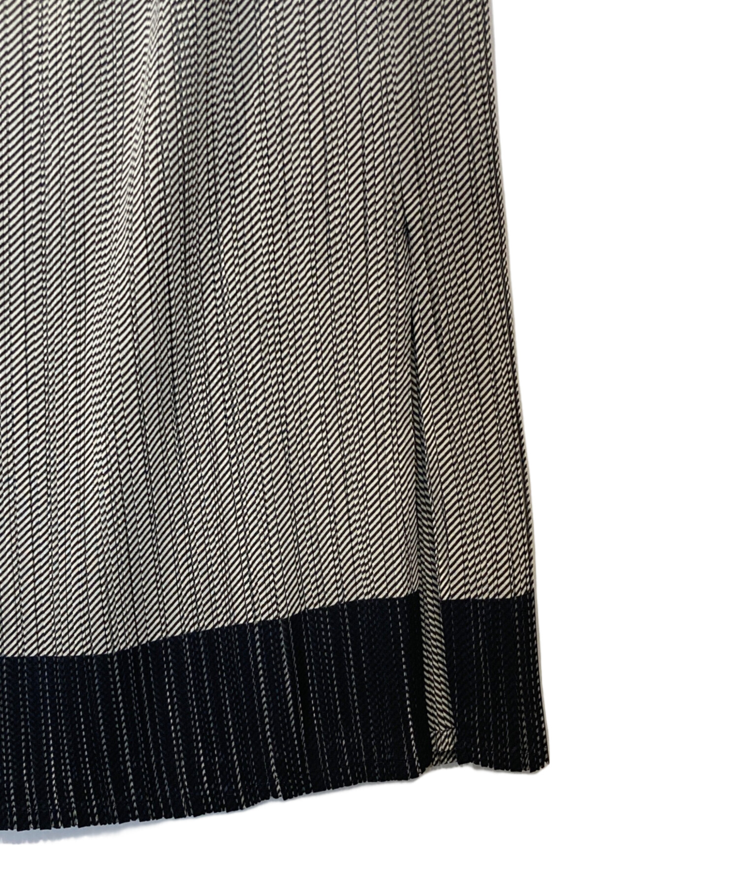ISSEI MIYAKE FETE プリーツスカート 中古・古着通販】ISSEY MIYAKE FETE (イッセイミヤケフェット) サイド