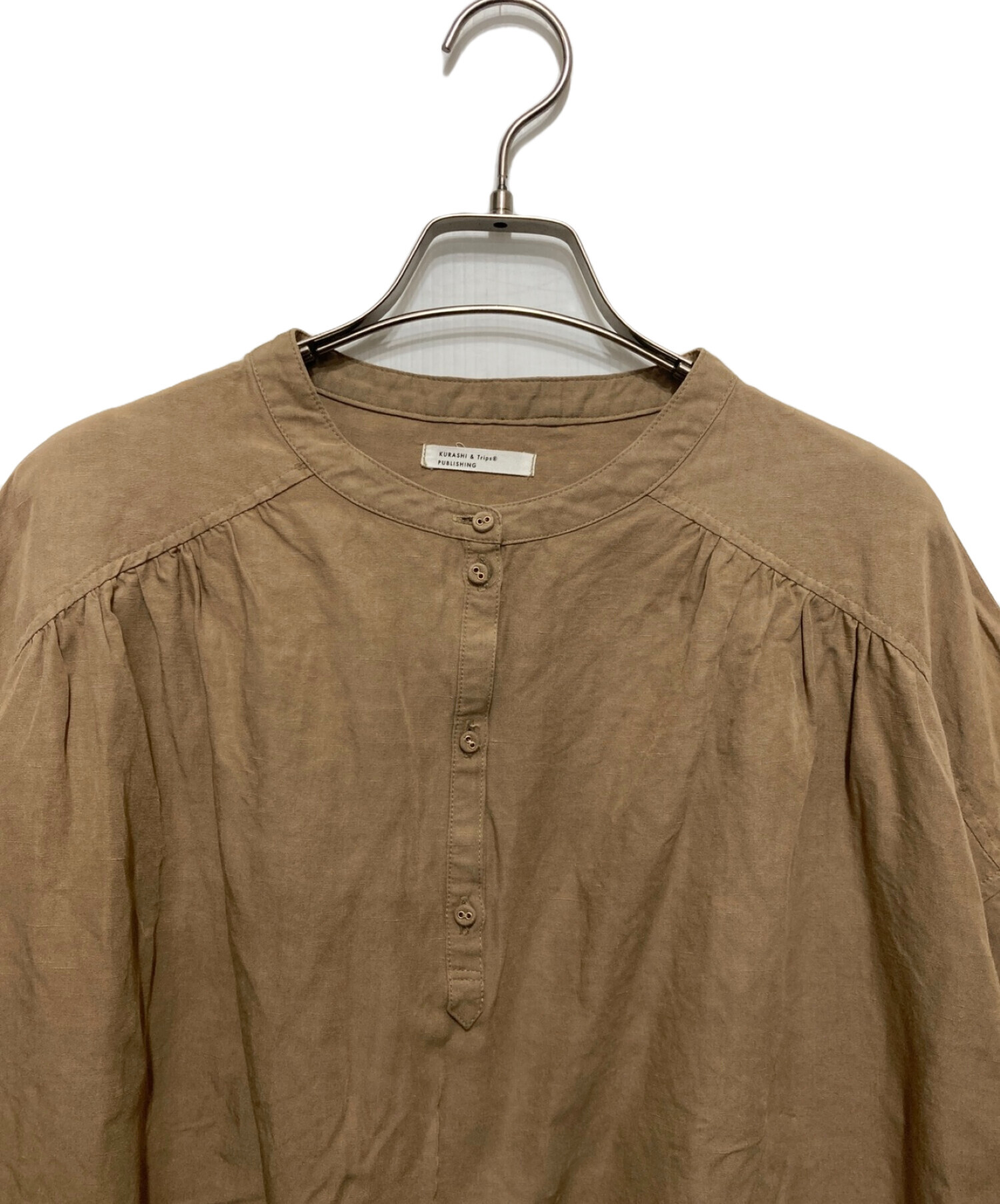 北欧暮らしの道具店 くるみボタンのギャザーブラウス KURASHI&Trips