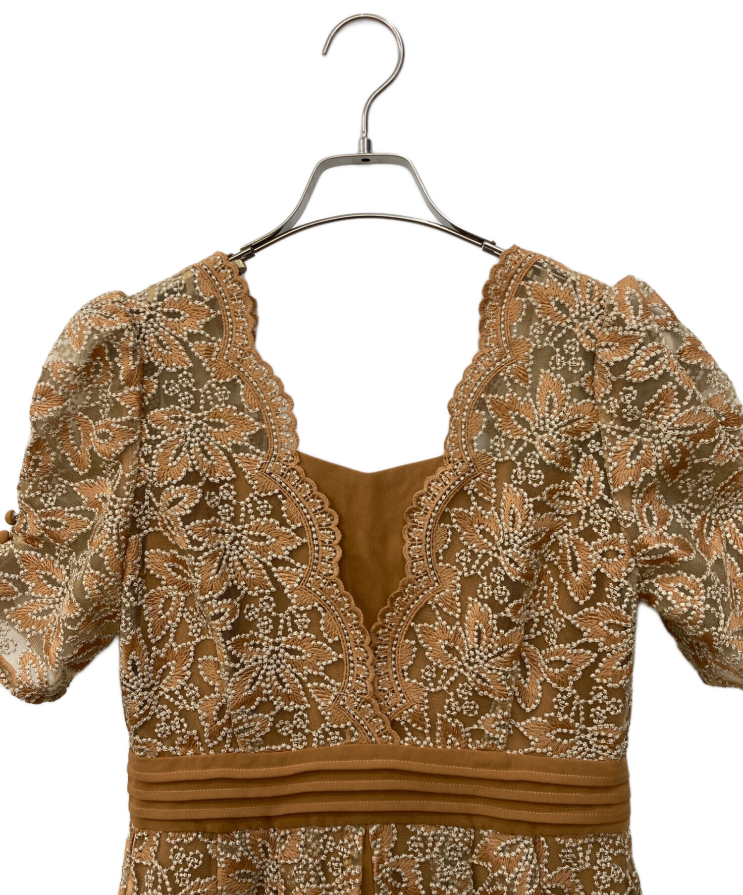 【新品未使用】LillyBrown レイヤード刺繍チュールドレス キャメル 中古・古着通販】Lily Brown (リリーブラウン) レイヤード刺繍チュール