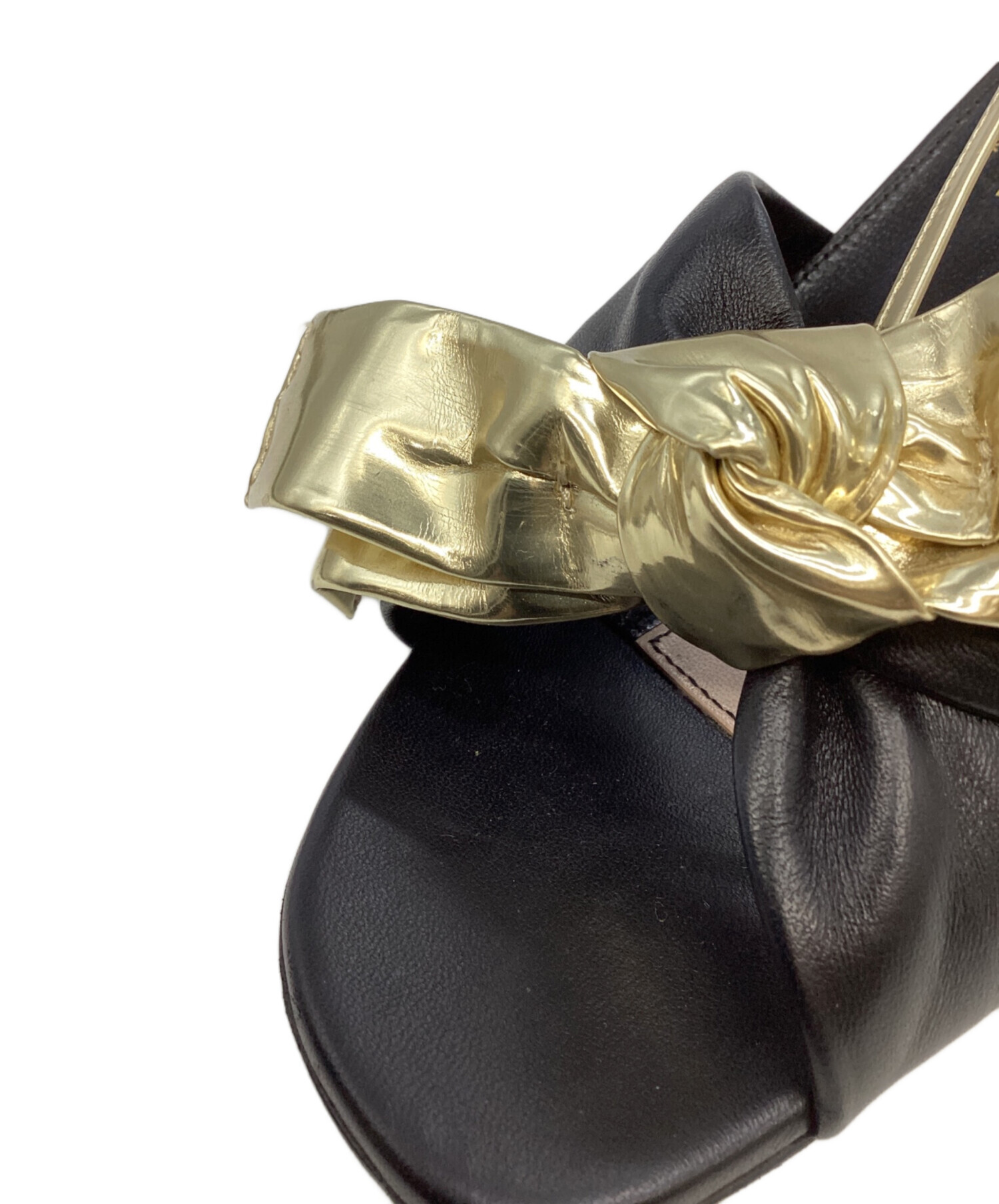 ✨レア GUCCI リボン ブローチ パール ブラック ゴールド 中古・古着通販】GUCCI (グッチ) リボンサンダル ブラック×ゴールド