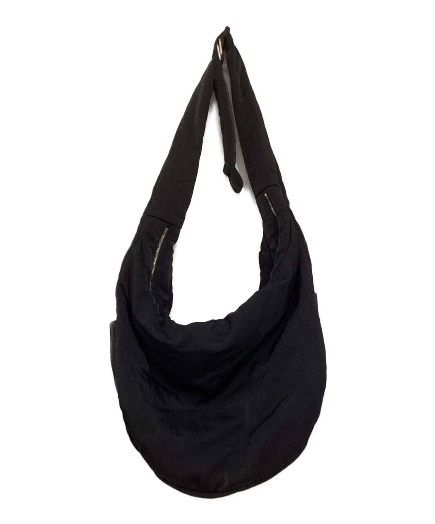 中古・古着通販】ITTI (イッチ) ANNIE PUFFER TOWN MOON BAG ブラック