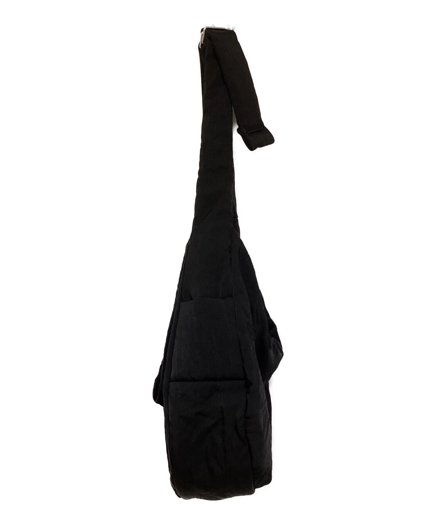 中古・古着通販】ITTI (イッチ) ANNIE PUFFER TOWN MOON BAG ブラック