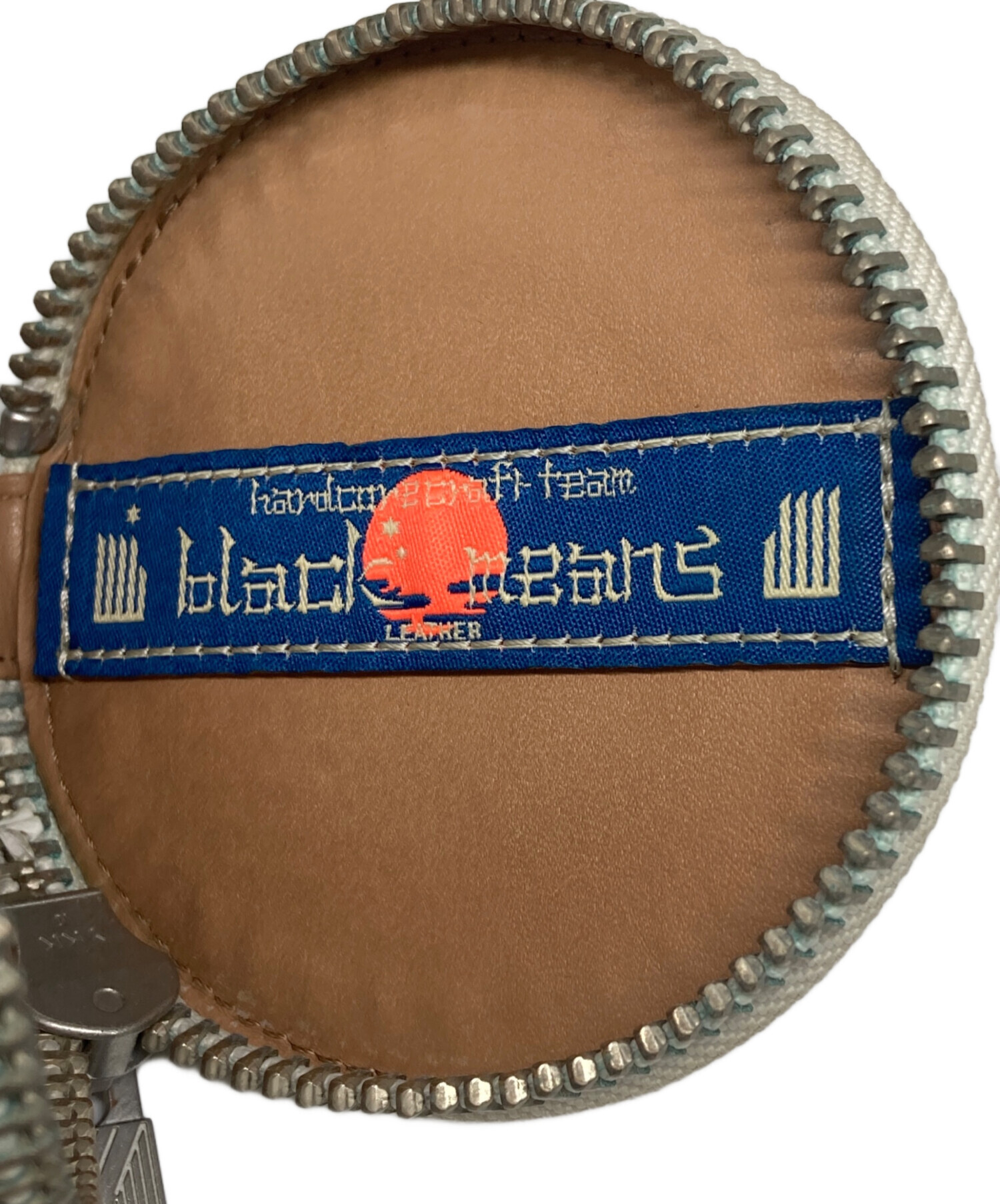 blackmeans×Azuma. CIRCLE POUCH BLACK MEANSの代名詞でもある 刺繍
