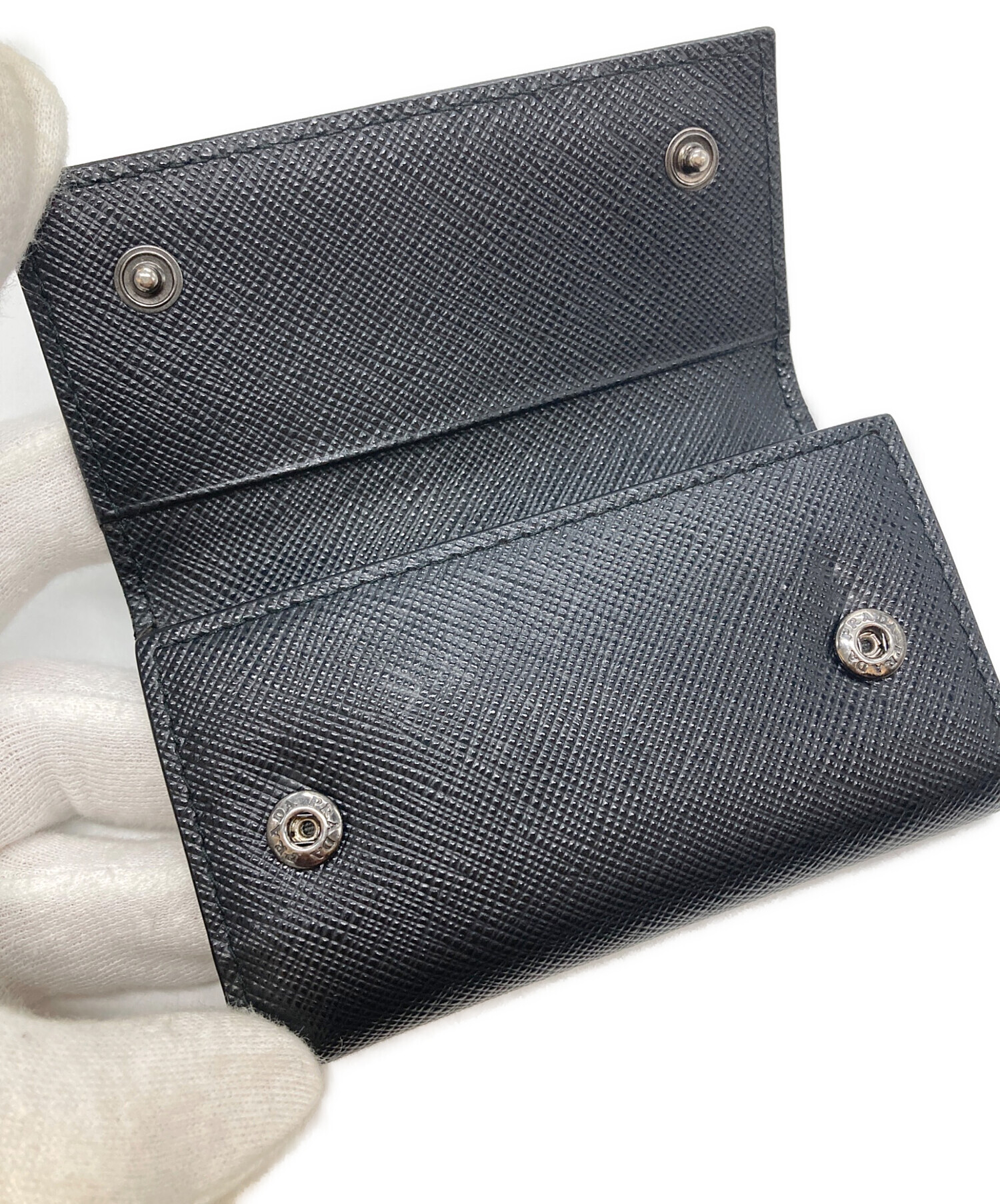 【未使用】 近年モデル プラダ メタルロゴ キーケース サフィアーノ 付属品完備 中古・古着通販】PRADA (プラダ) サフィアーノキーケース｜ブランド