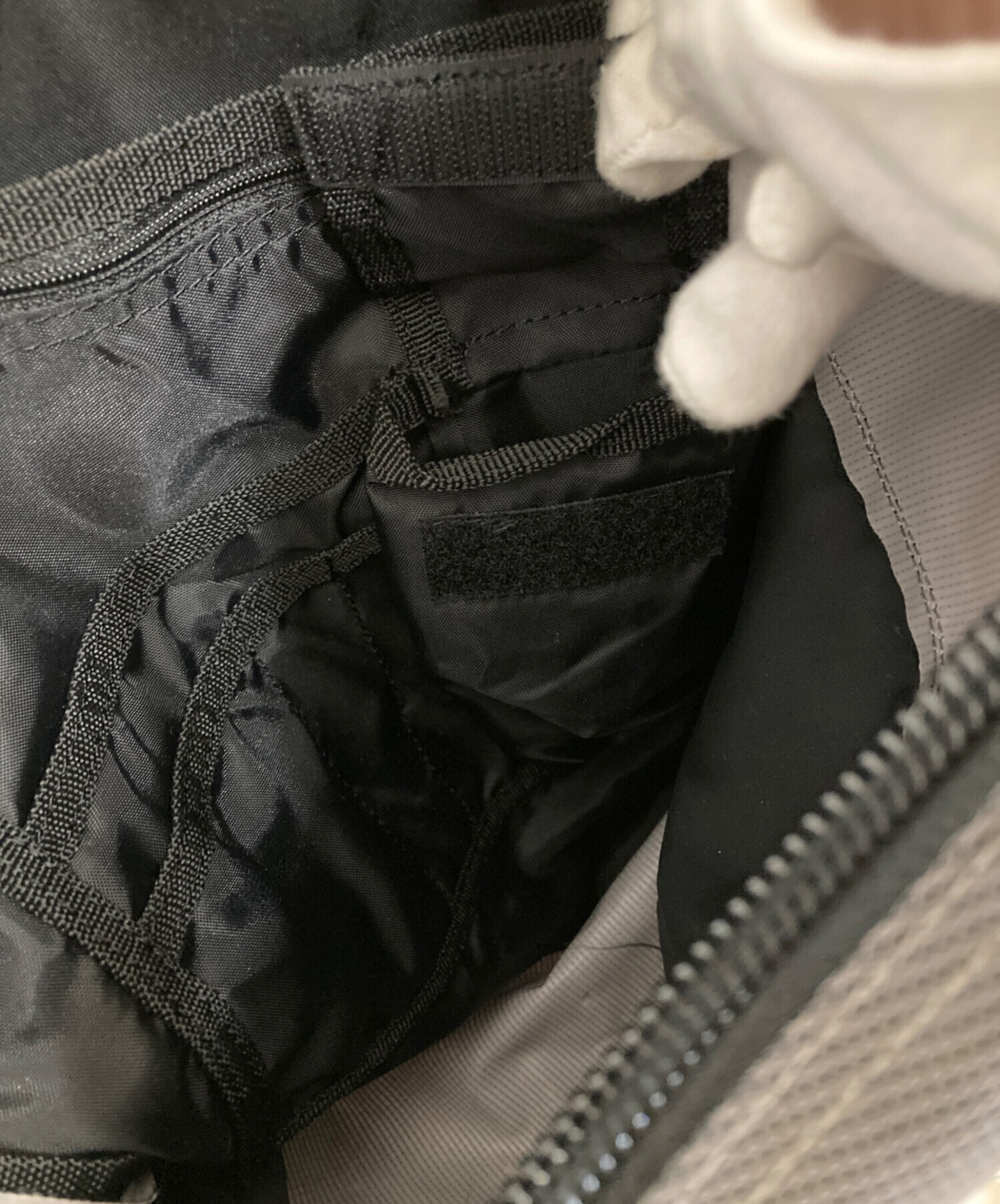 【新品】DIESEL メンズ　ボディバッグ　グレー×ブラック DIESEL◇1dr-Pod Dロゴ クロスボディバッグ◇グレー/ブラック (DIESEL