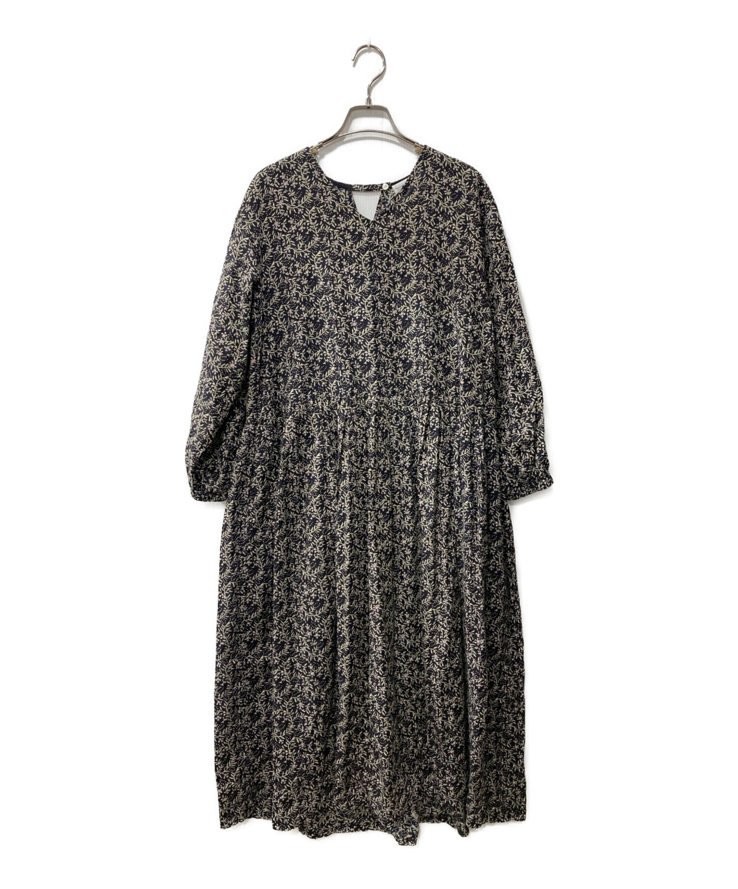 美品 BEARDSLEY プリントギャザーワンピース ブラック F ゆったり 中古・古着通販】BEARDSLEY (ビアズリー) プリントギャザーワンピース