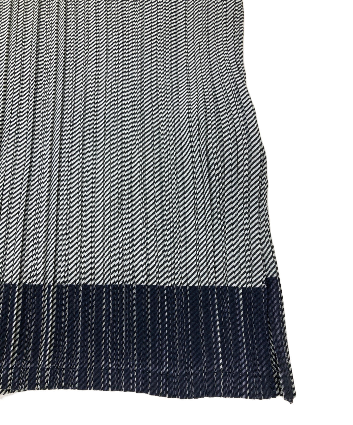 ISSEY MIYAKE FETE 極美品　プリーツ ハイネック トップス　2 中古・古着通販】ISSEY MIYAKE FETE (イッセイミヤケフェット