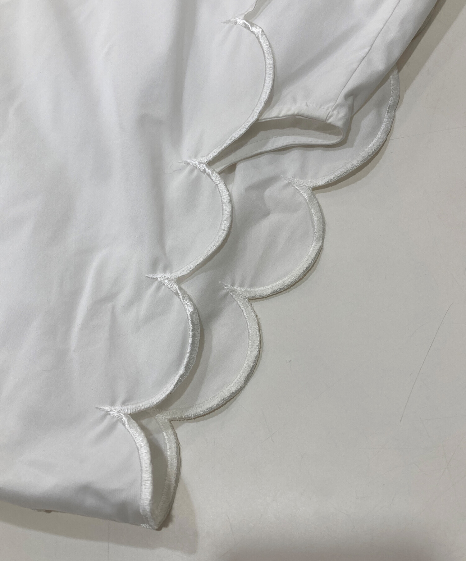 中古・古着通販】roughlow (ラフロー) embroidery scallop blouse