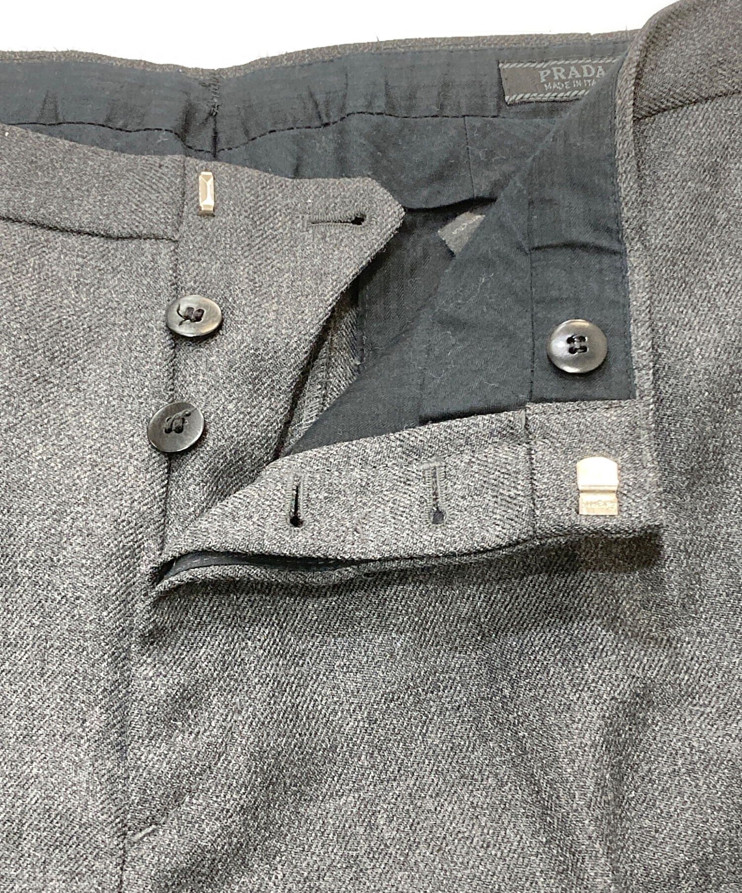 PRADA グレーパンツ 48 中古・古着通販】PRADA (プラダ) トラウザーパンツ グレー サイズ:48