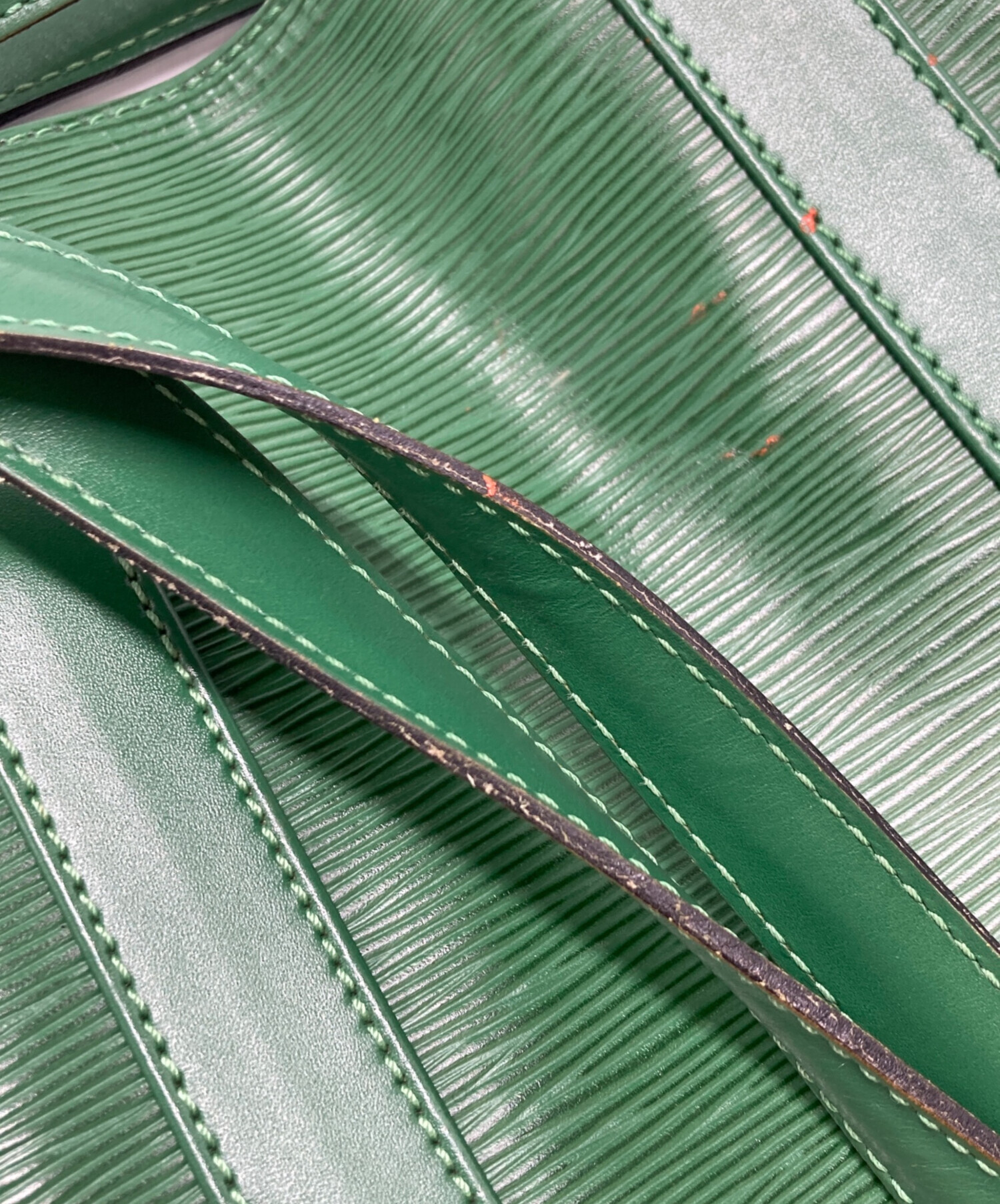 ルイヴィトン Louis Vuitton ショルダーバッグ オリーブグリーン ルイ·ヴィトン】オリーブグリーンのモノグラム·シャドウ レザーで