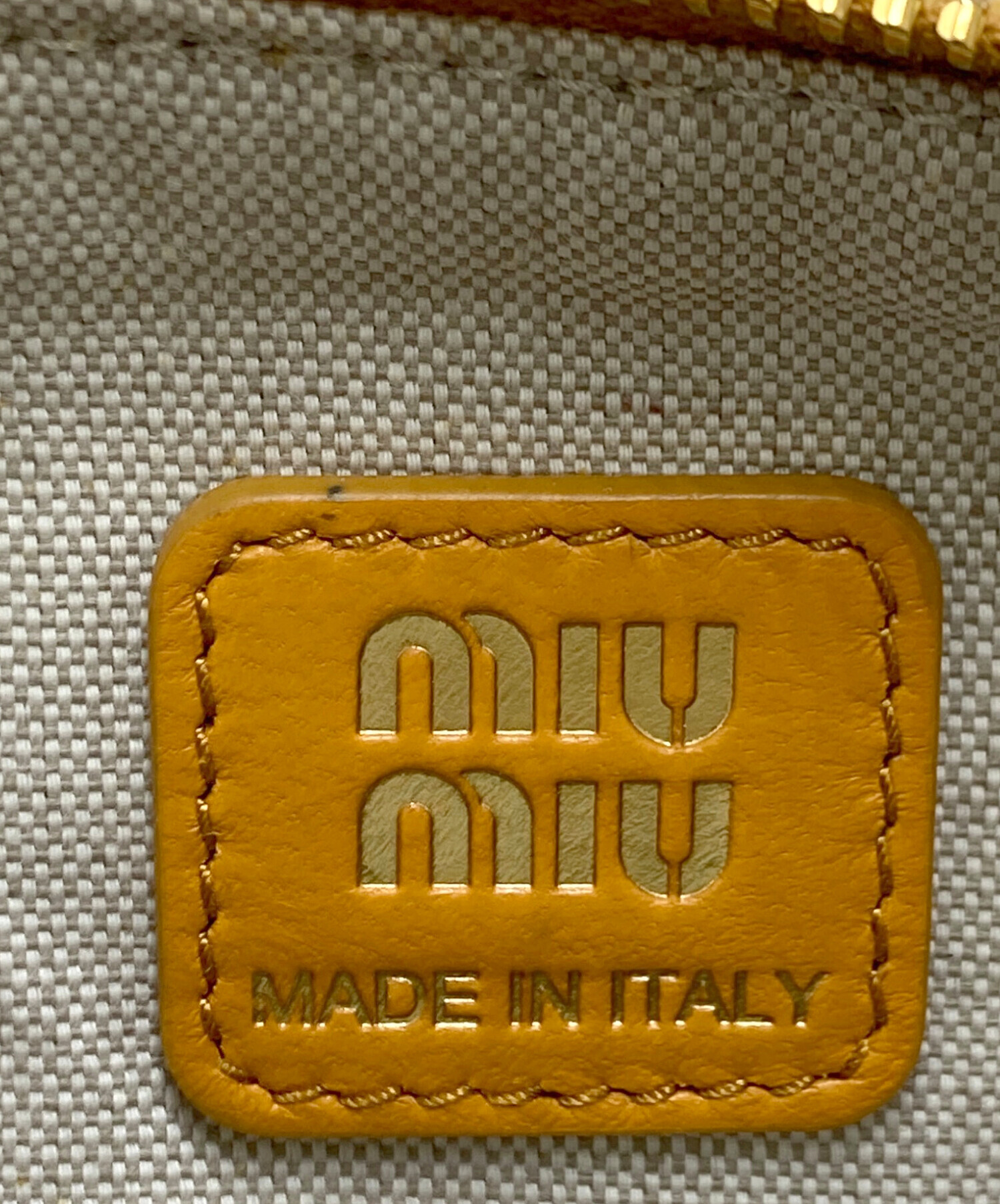 miu miu ダッチェス ポーチ　スエード　新品タグ付き miu miu ダッチェス ポーチ スエード 新品タグ付き Miu Miu スエード