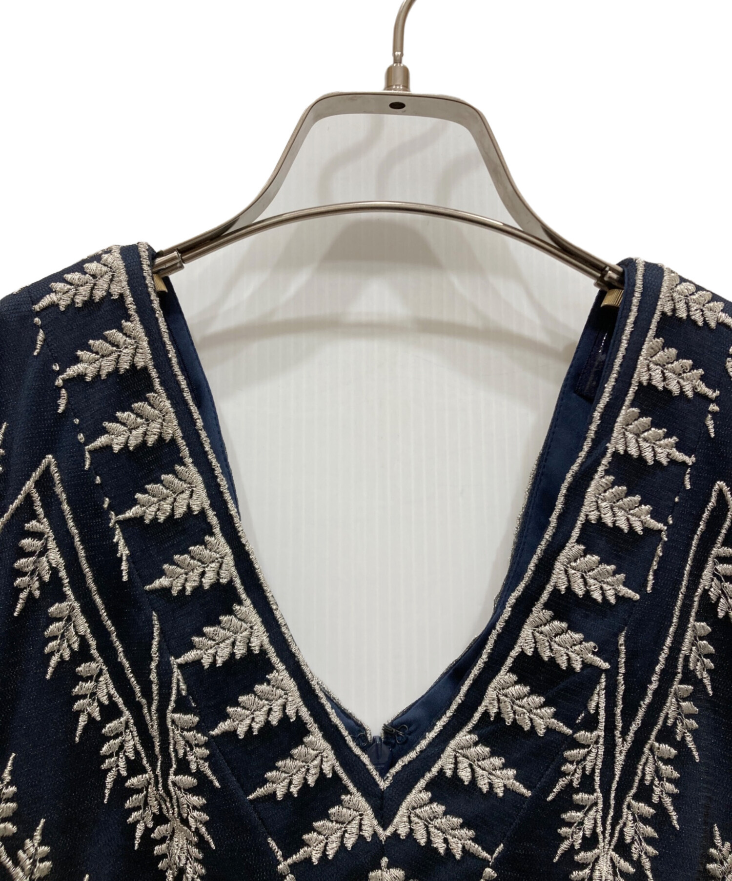 TADASHI SHOJI刺繍入りノースリーブ ワンピース サイズ6 中古・古着通販】TADASHI SHOJI (タダシ ショージ) 刺繍ノースリーブ