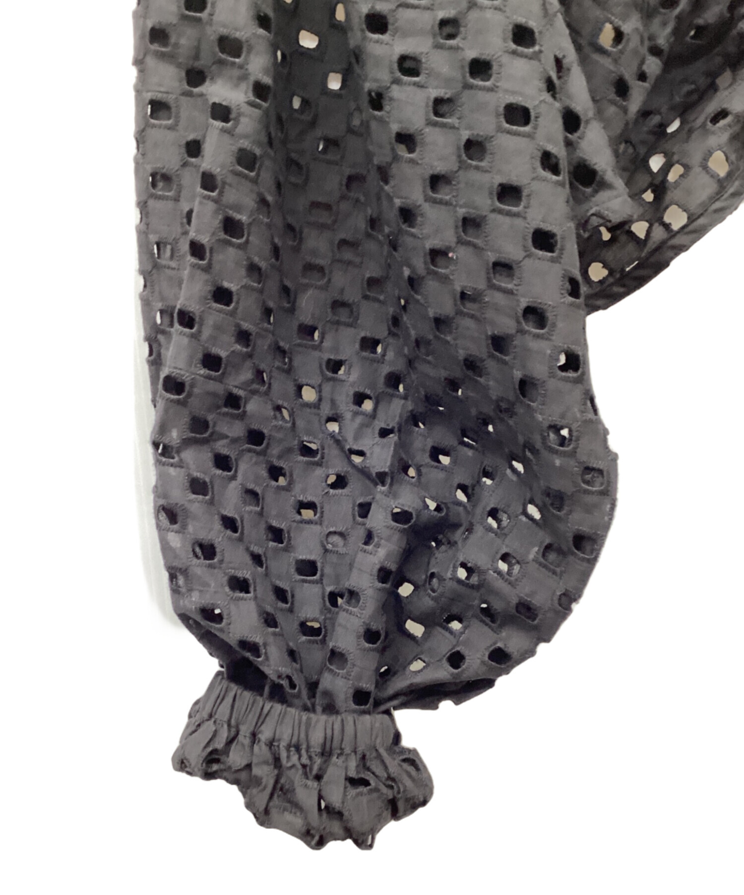 中古・古着通販】anuke (アンヌーク) Volume Cutwork Blouse ブラック 
