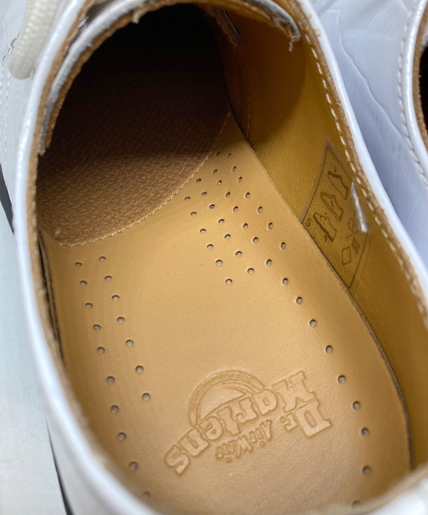 【新品未使用】Dr.マーチン　ホワイトエナメルクロコ型押しブーツ 中古・古着通販】Dr.Martens (ドクターマーチン) クロコ型押し 3ホール