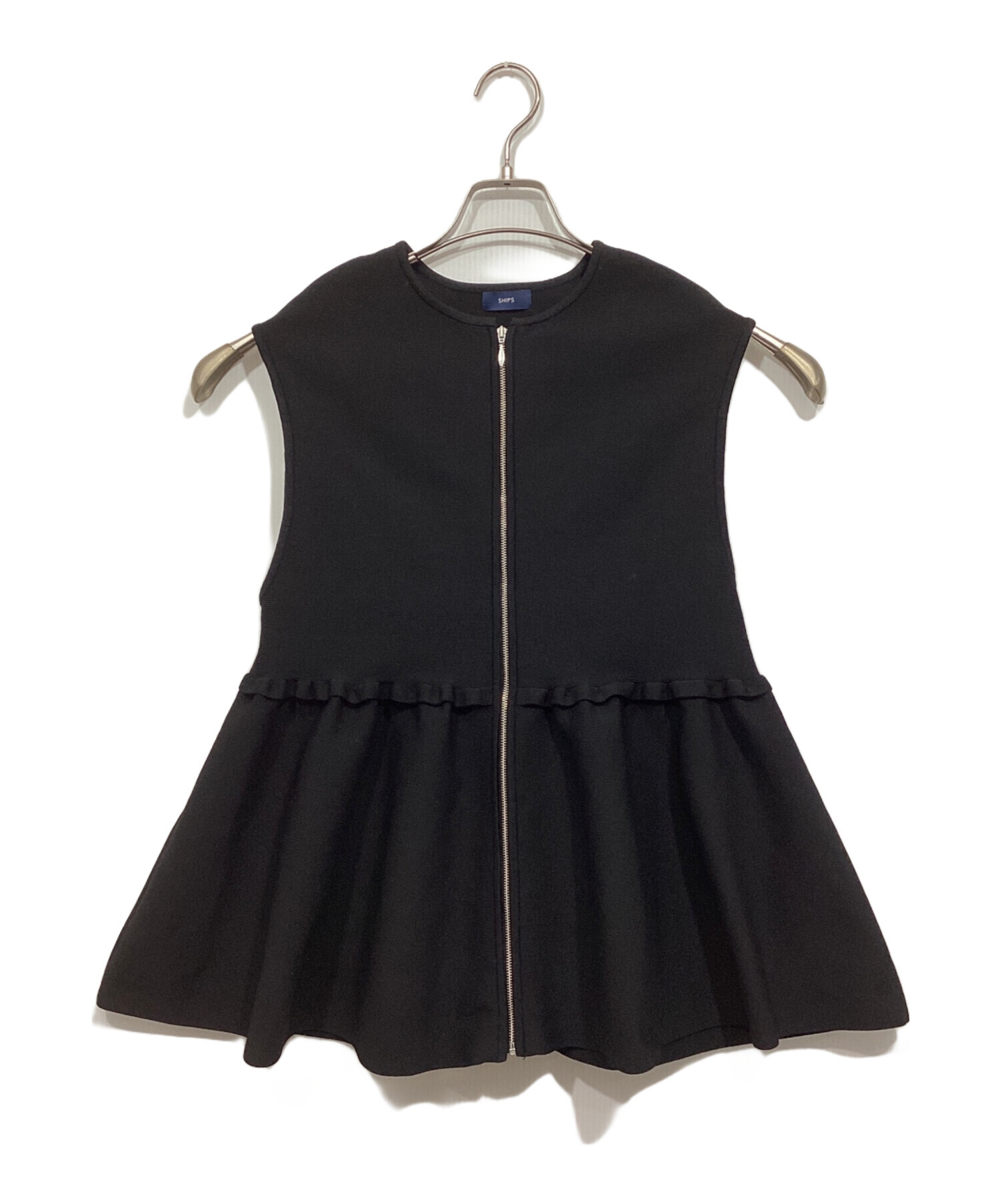限定値下✨新品✨シップス　フロントジップフリルデザインペプラムジレ　黒 セール】〈手洗い可能〉フロント ジップ フリル デザイン ペプラム